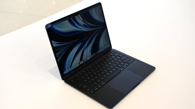 MacBook Air (2022) Hands-On: You Can Ignore the MacBook Pro 13