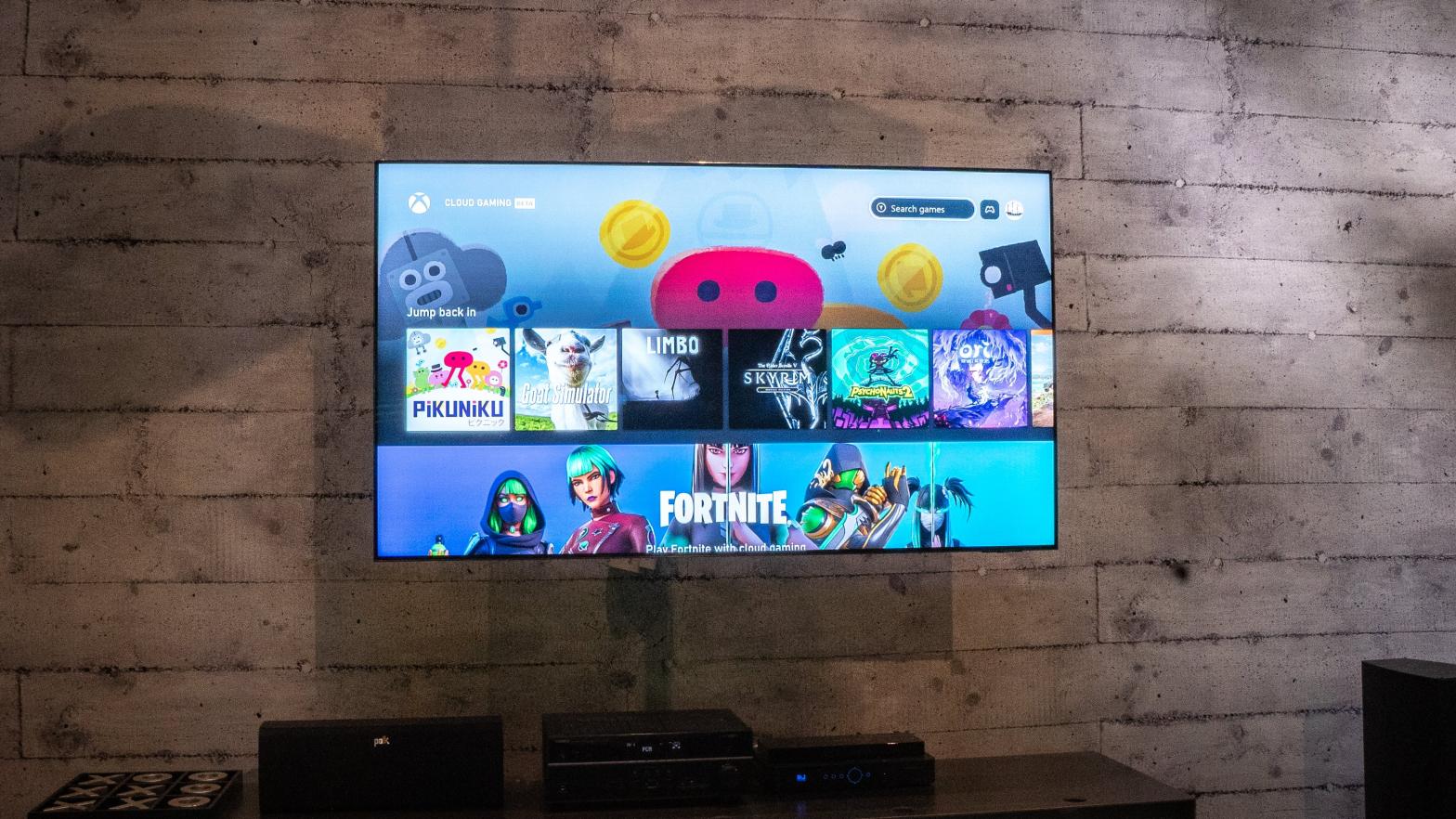 Xbox's Cloud Gaming abilities are coming directly to Samsung Smart TVs.  (Photo: Florence Ion / Gizmodo)