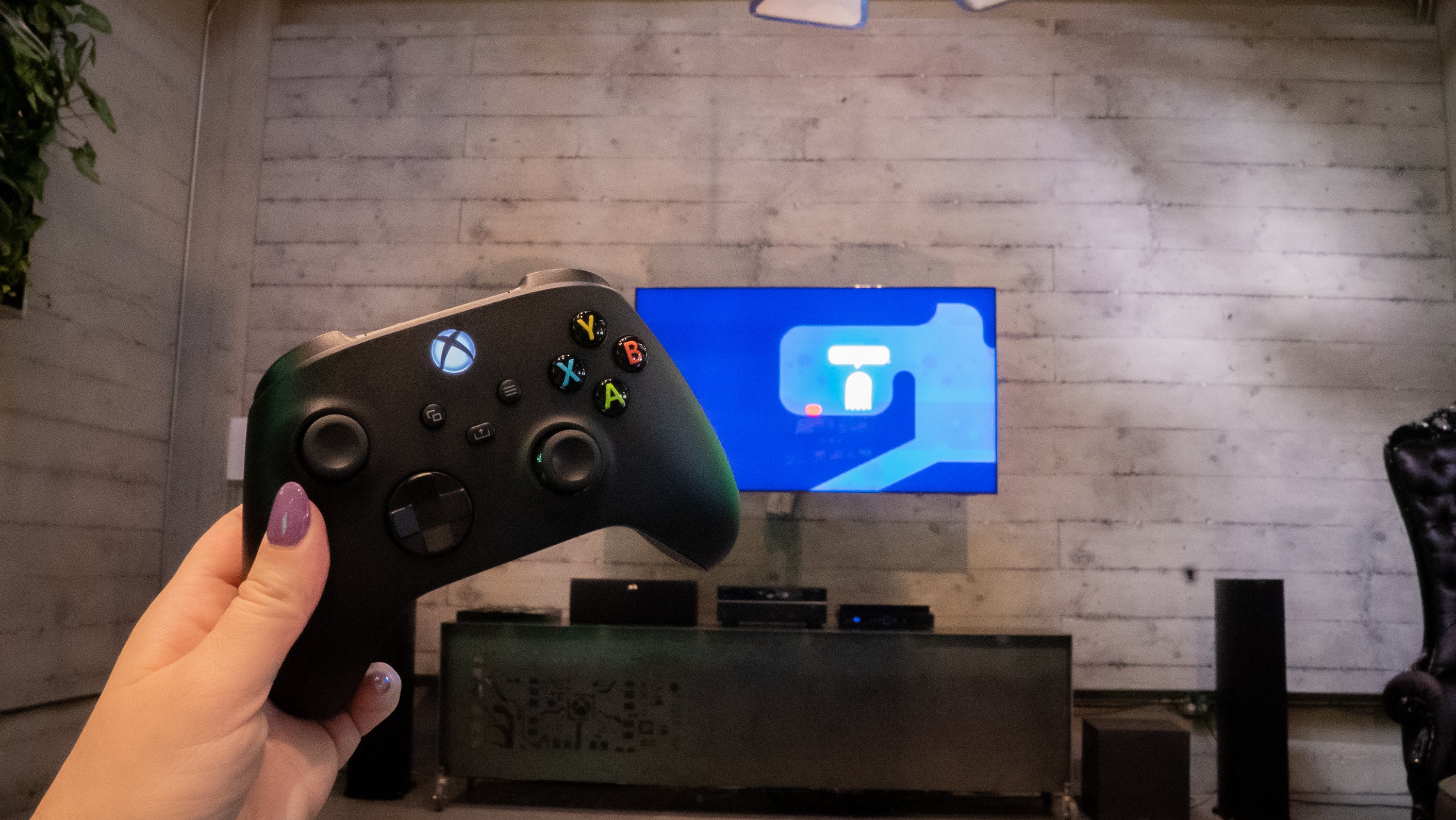 Proof of life: I played through some cloud games on a Samsung smart TV using a standard Xbox controller.  (Photo: Florence Ion / Gizmodo)