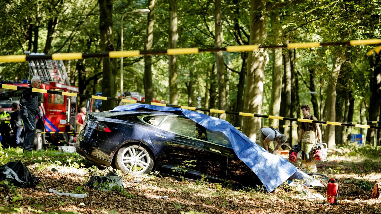 Rescue workers proceed with caution around the spot where a Tesla slammed into a tree in Baarn, on September 7, 2016.  (Photo: Robin Vaan Lonkhuijsen, Getty Images)