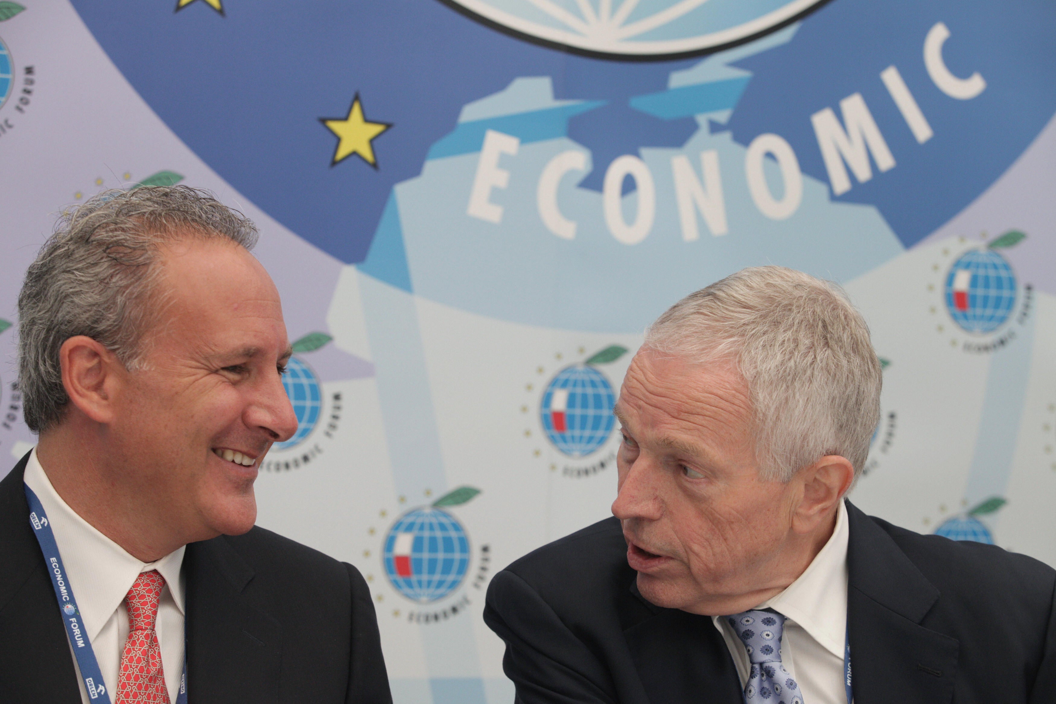 Peter Schiff (left) speaking with economist Edmund Phelps (right). (Photo: BARTEK WRZESNIOWSK/AFP, Getty Images)