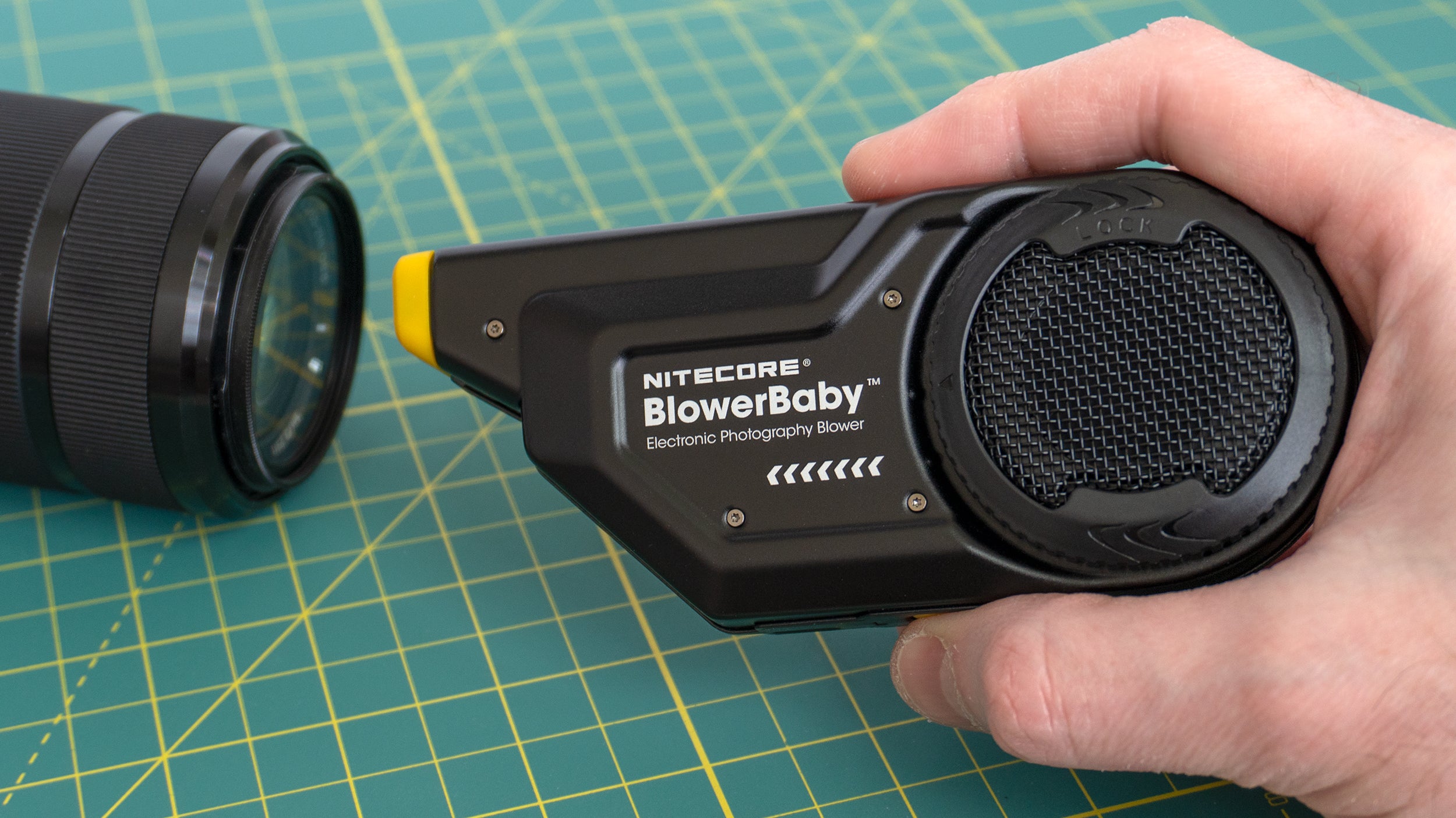 The BlowerBaby's aluminium body feels quite solid, and the device takes up less room in a camera bag than many other alternatives. (Image: Andrew Liszewski | Gizmodo)