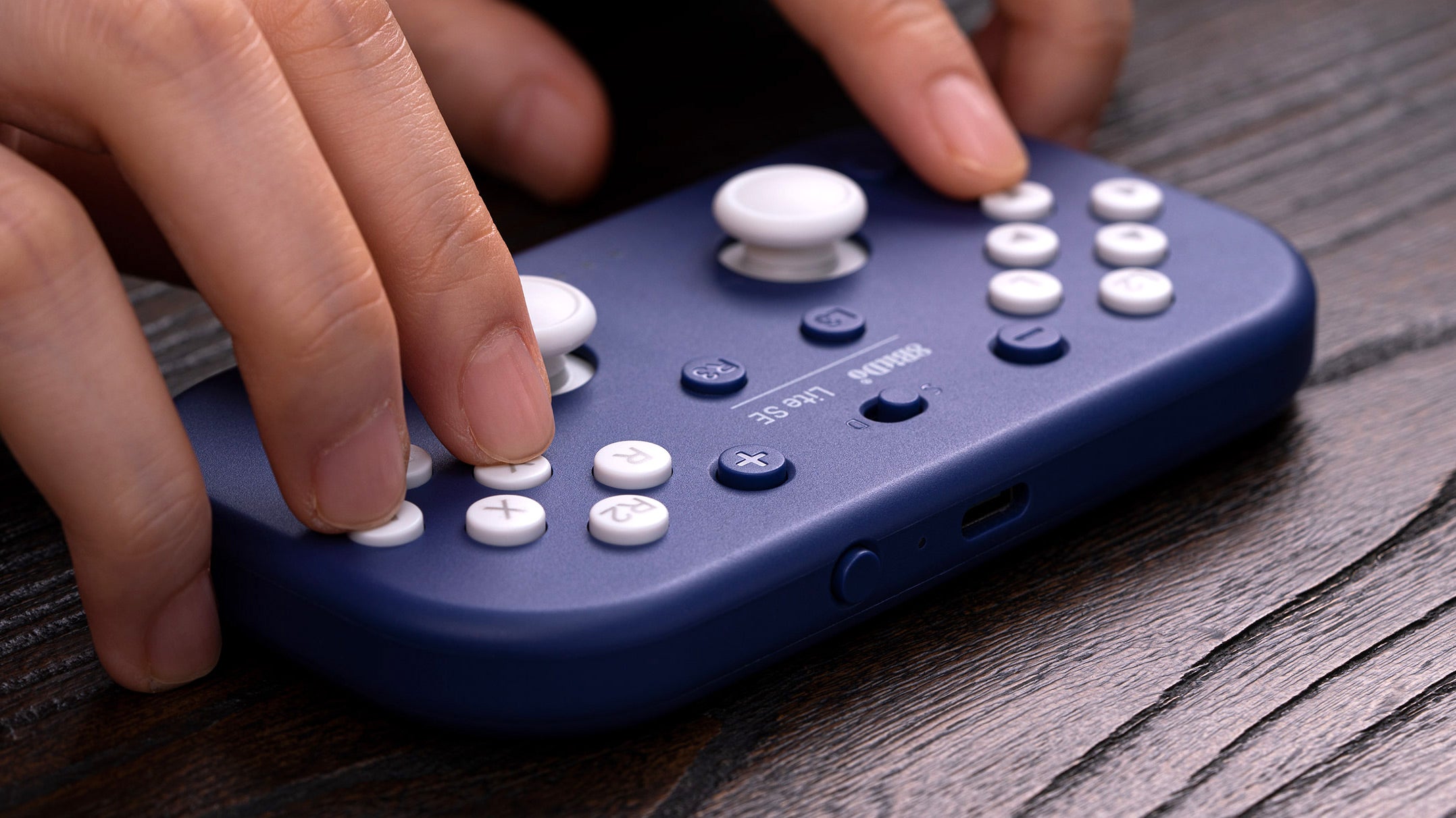 8BitDo’s Lite SE Controller Helps Gamers With Limited Mobility By Putting All the Buttons on the Front