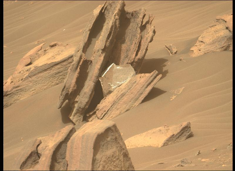 The Perseverance rover spotted what may be a piece of the thermal blanket used during the probe's landing on Mars in 2021. (Image: NASA/JPL-Caltech/ASU)
