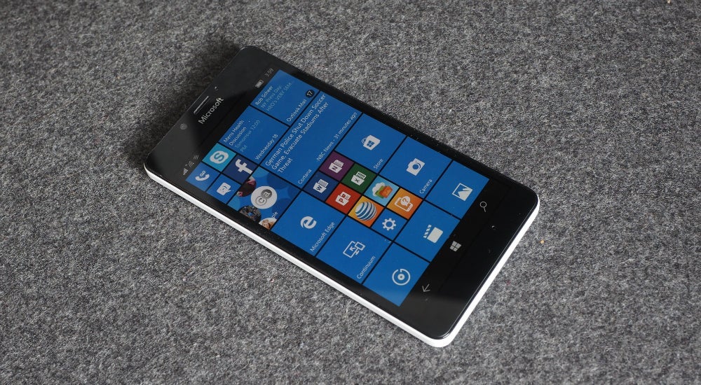Microsoft Lumia 950 (Photo: Mario Aguilar/Gizmodo)