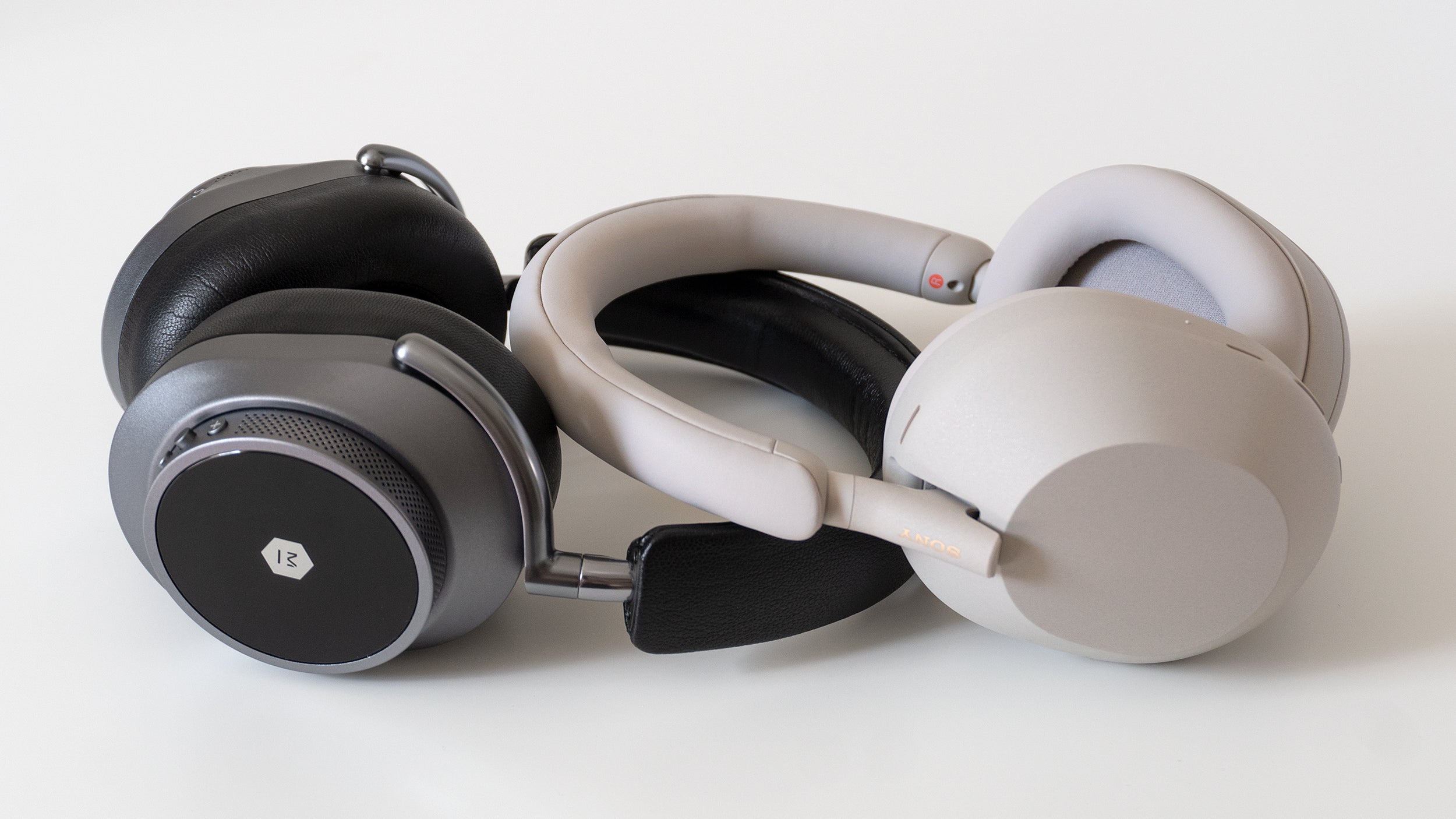 The ANC on the Master & Dynamic MW75s (left, bottom) can't compete with the extremely effective ANC on the Sony WH-1000XM5s (right, top). (Photo: Andrew Liszewski | Gizmodo)