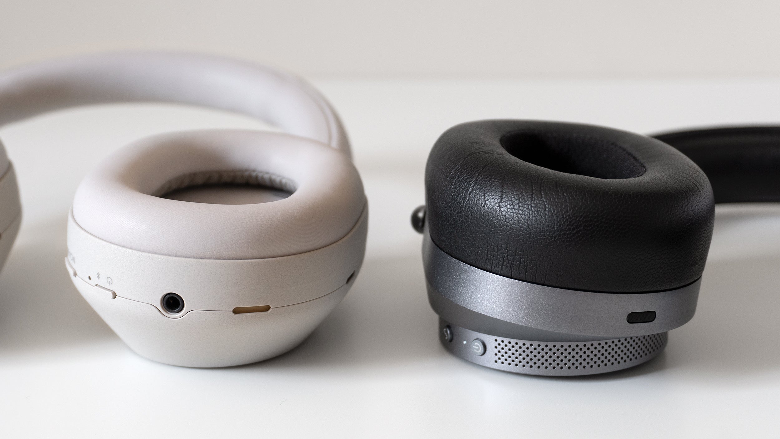The Master & Dynamic MW75's lambskin-covered ear cup (right) offers thicker padding than the Sony WH-1000XM5s (left). (Photo: Andrew Liszewski | Gizmodo)