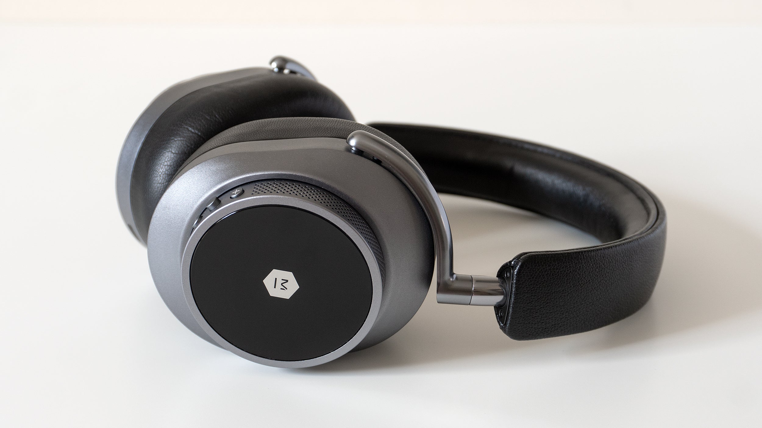 The Master & Dynamic MW75s feel great and sound even better, but disappointing ANC performance makes it hard to justify that $US600 ($833) price tag. (Photo: Andrew Liszewski | Gizmodo)
