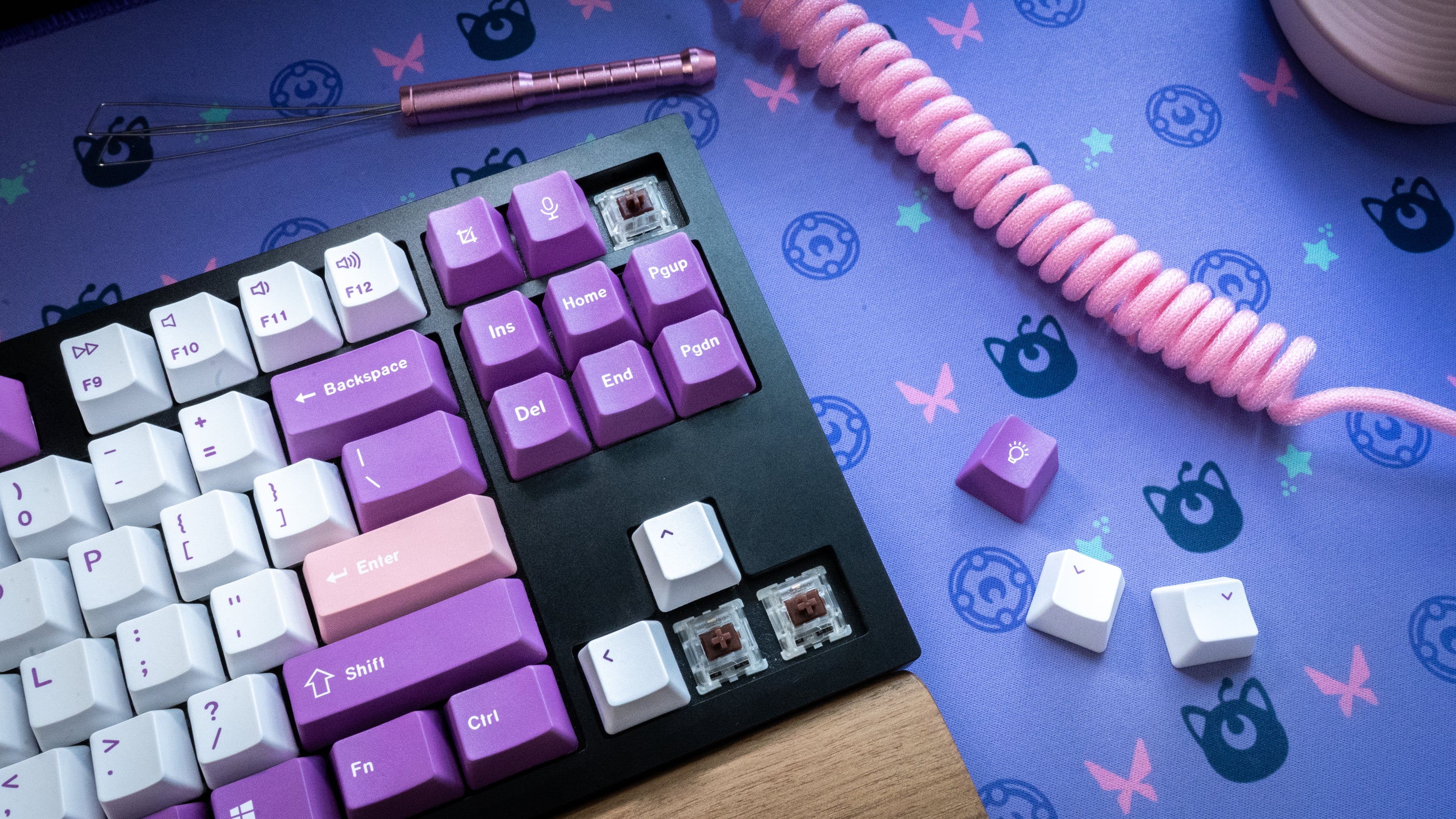 You can still remove keycaps with the aluminium frame on, but it's best for individual swaps.  (Photo: Florence Ion / Gizmodo)