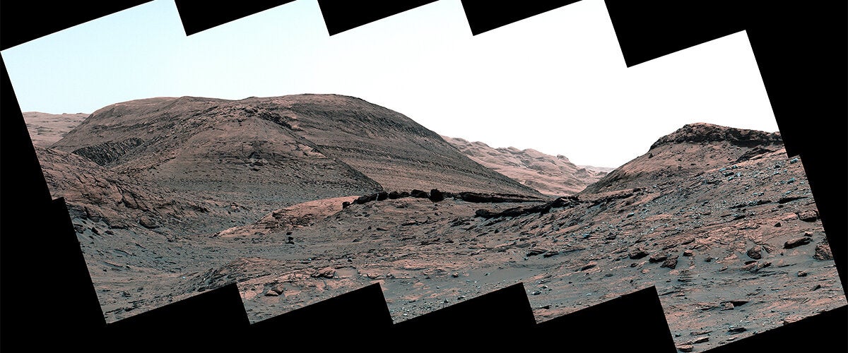 The Curiosity rover captured this panorama of a sulfate-bearing region on Mars. (Image: NASA/JPL-Caltech/MSSS)