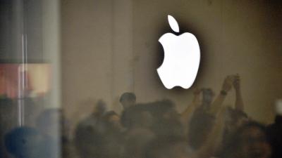 Apple’s Former Top Lawyer Pleads Guilty to Insider Trading