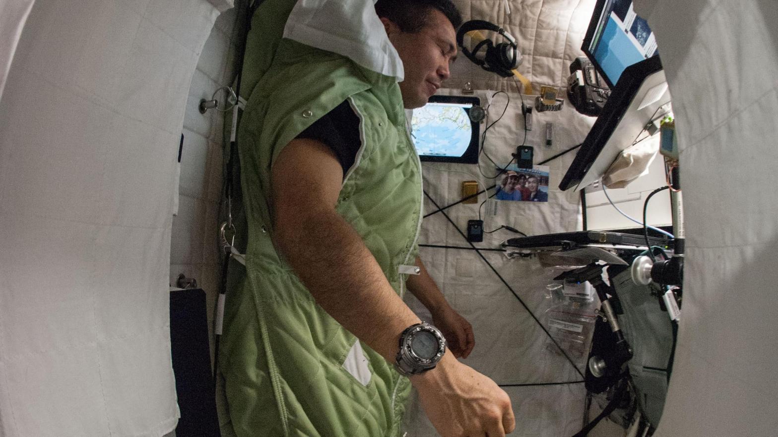 Astronaut Koichi Wakata, Expedition 38 Flight Engineer, strapped into his sleeping bag in his sleep station on board the ISS. (Photo: NASA)