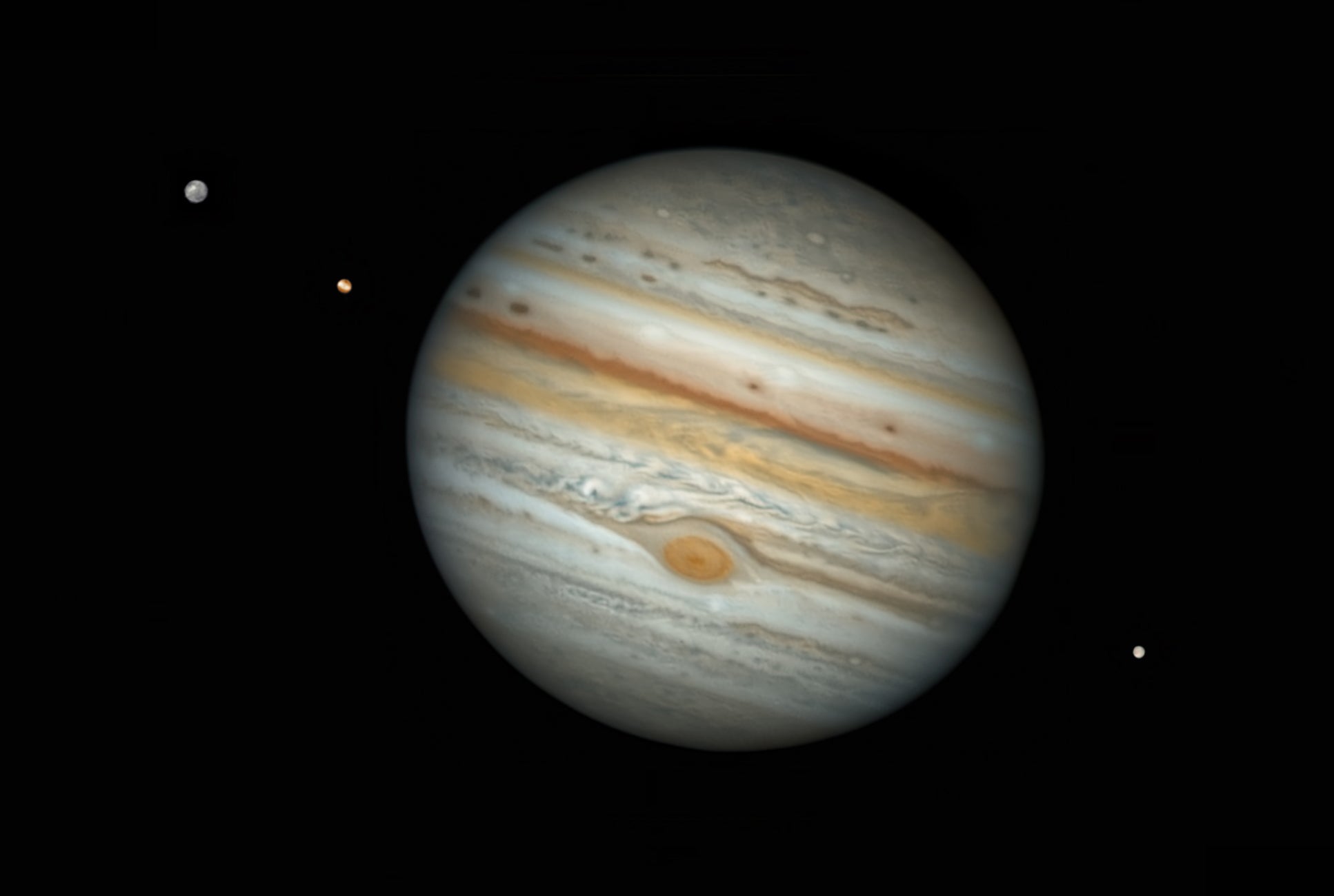 Jupiter (centre) with two moons to its left and one to its right. (Image: © Damian Peach)