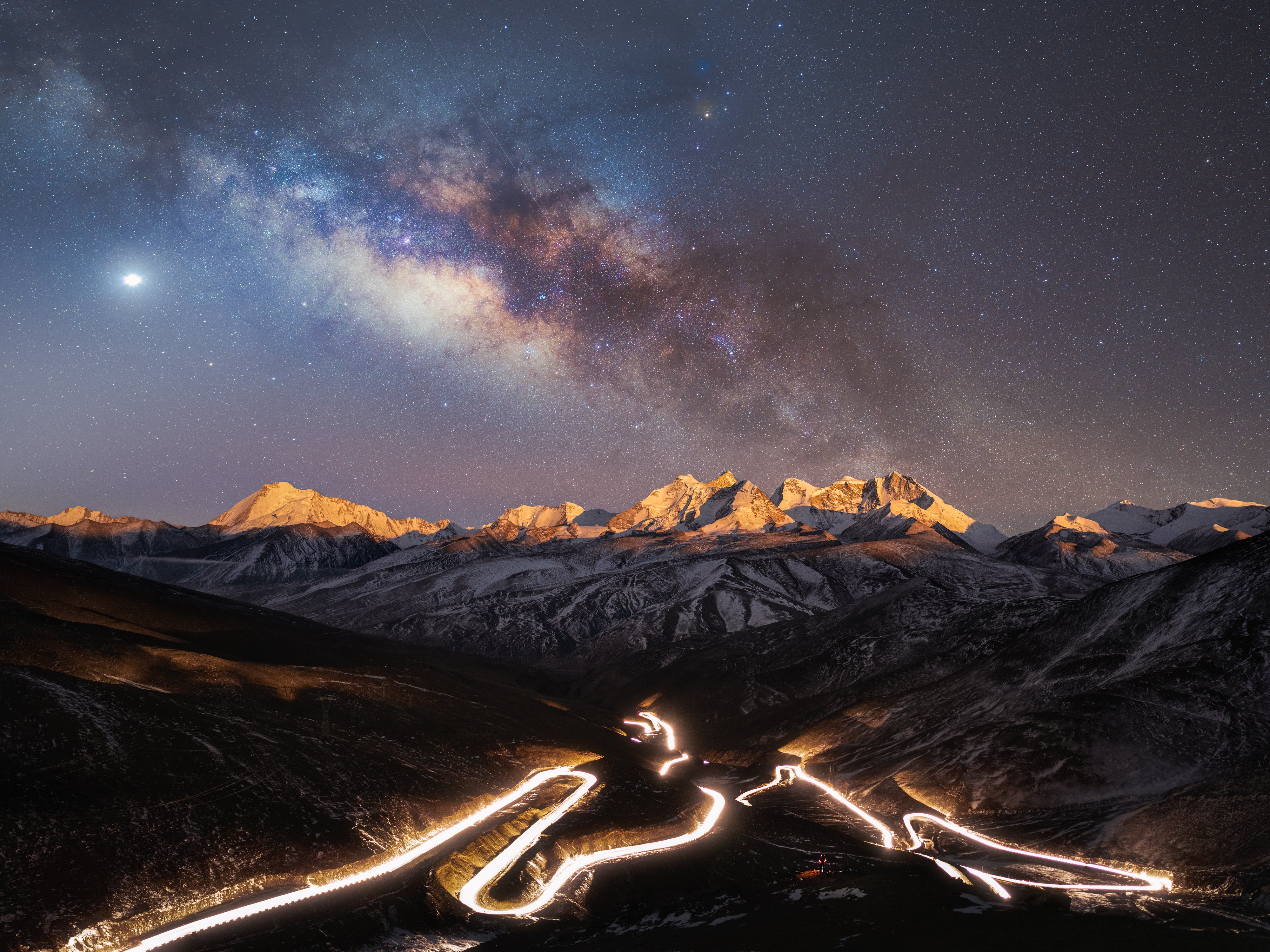 The Milky Way over the mountains and a highway. (Photo: © Yang Sutie)