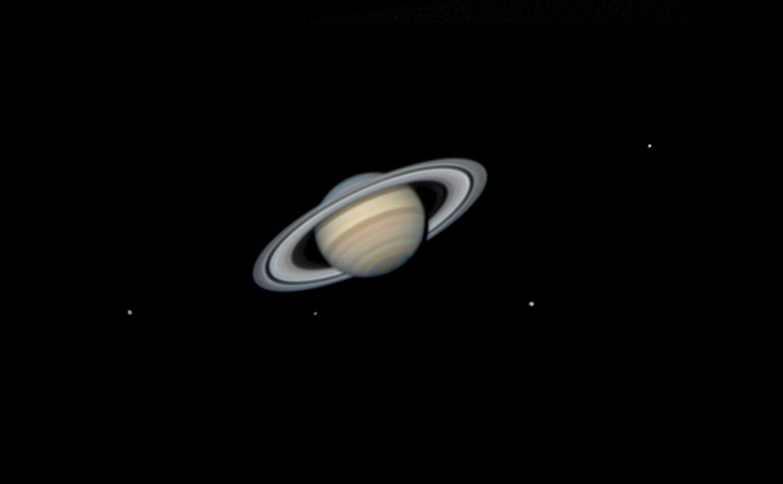 Saturn and four of its moons. (Photo: © Flávio Fortunato)