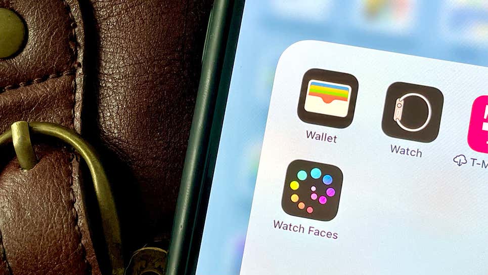 iOS 16 could have virtual cards available through mobile Safari, bypassing the need to launch Apple Pay.  (Photo: Victoria Song / Gizmodo)