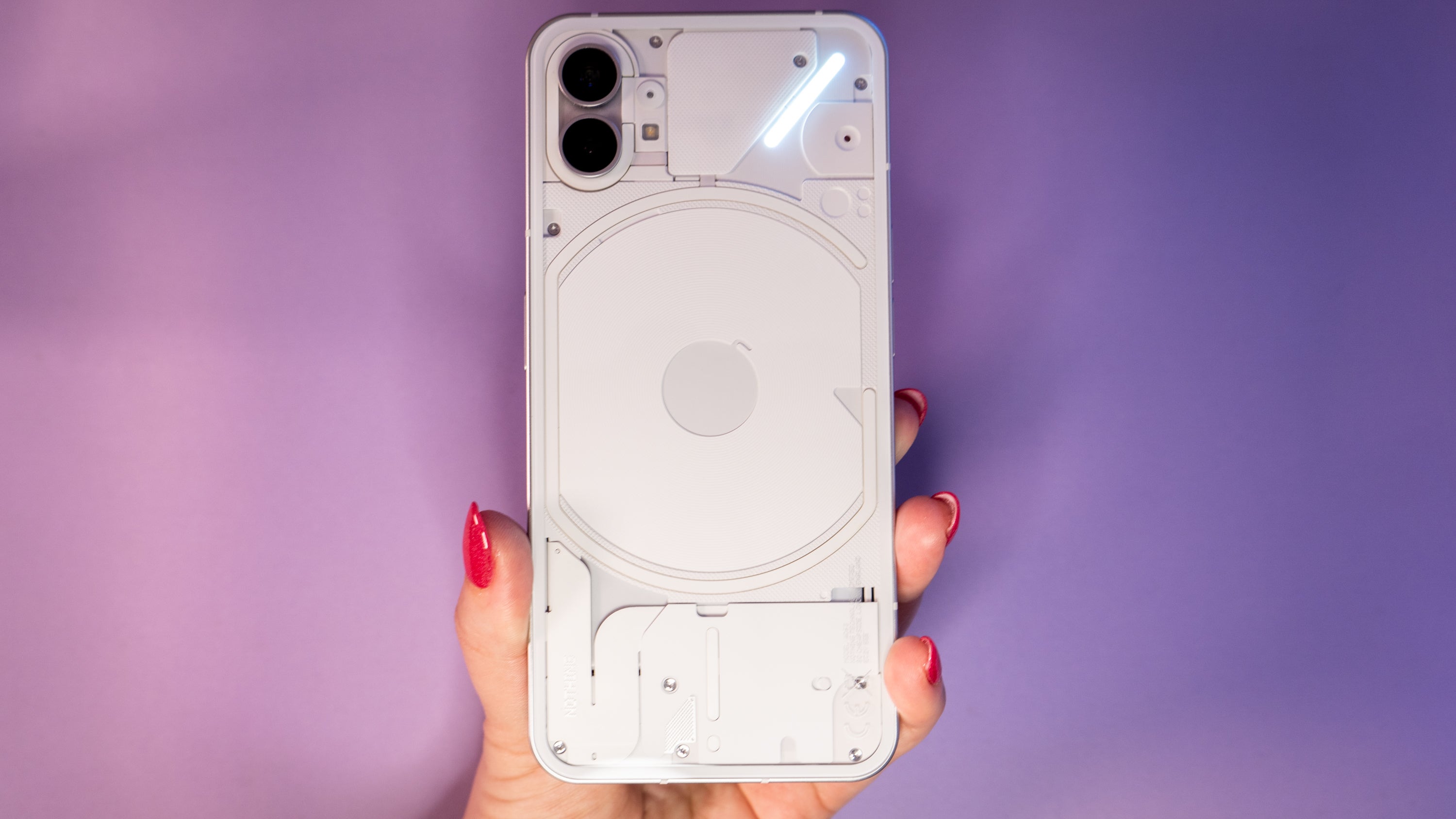 The Phone (1)'s backside is see-through, but those lights are only fun when you're receiving notifications. (Photo: Florence Ion / Gizmodo)