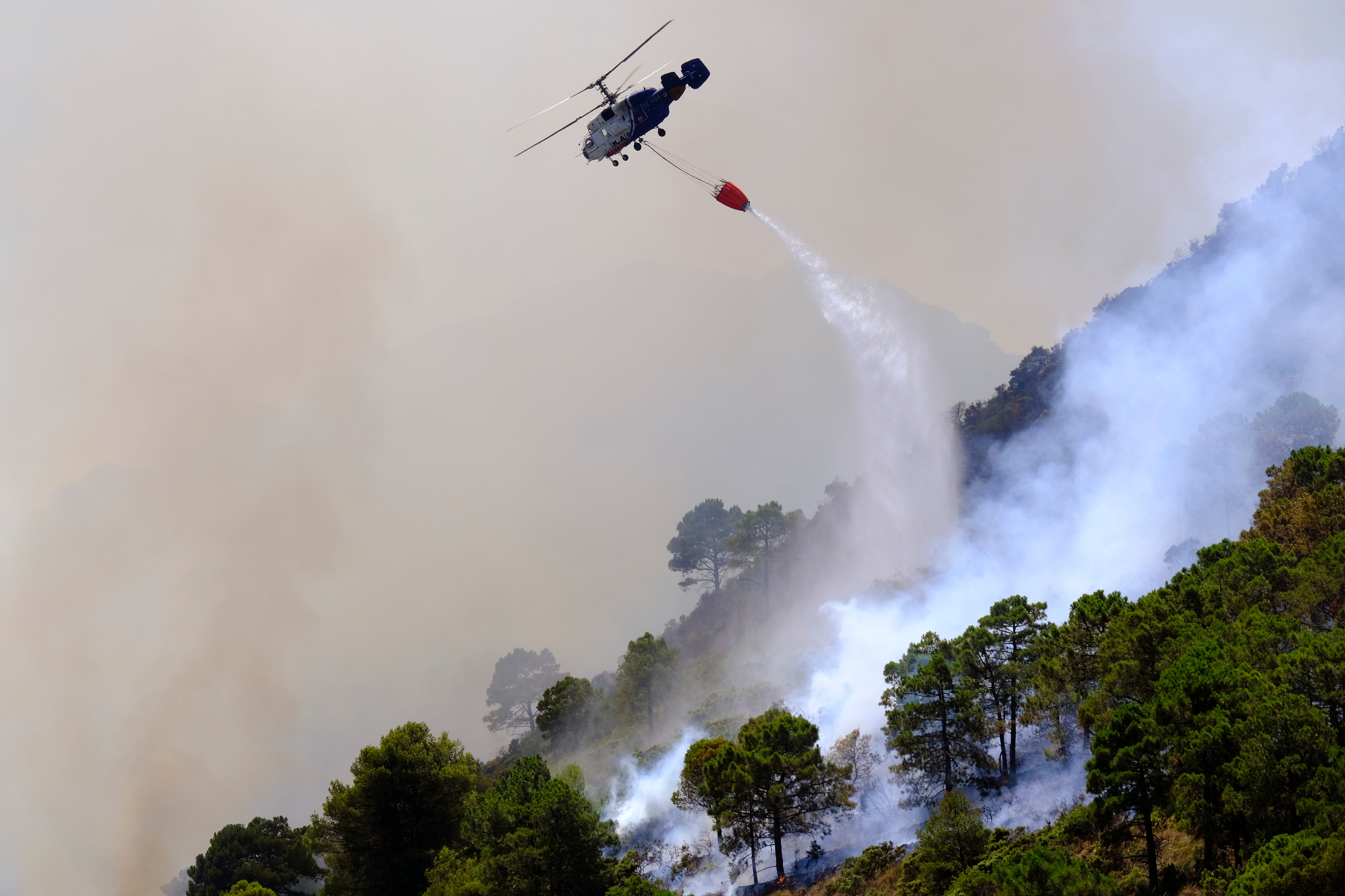  A helicopter battles a blaze in Alhaurin de la Torre, Malaga, Spain, Saturday, July 16, 2022. (Photo: Gregorio Marrero, AP)