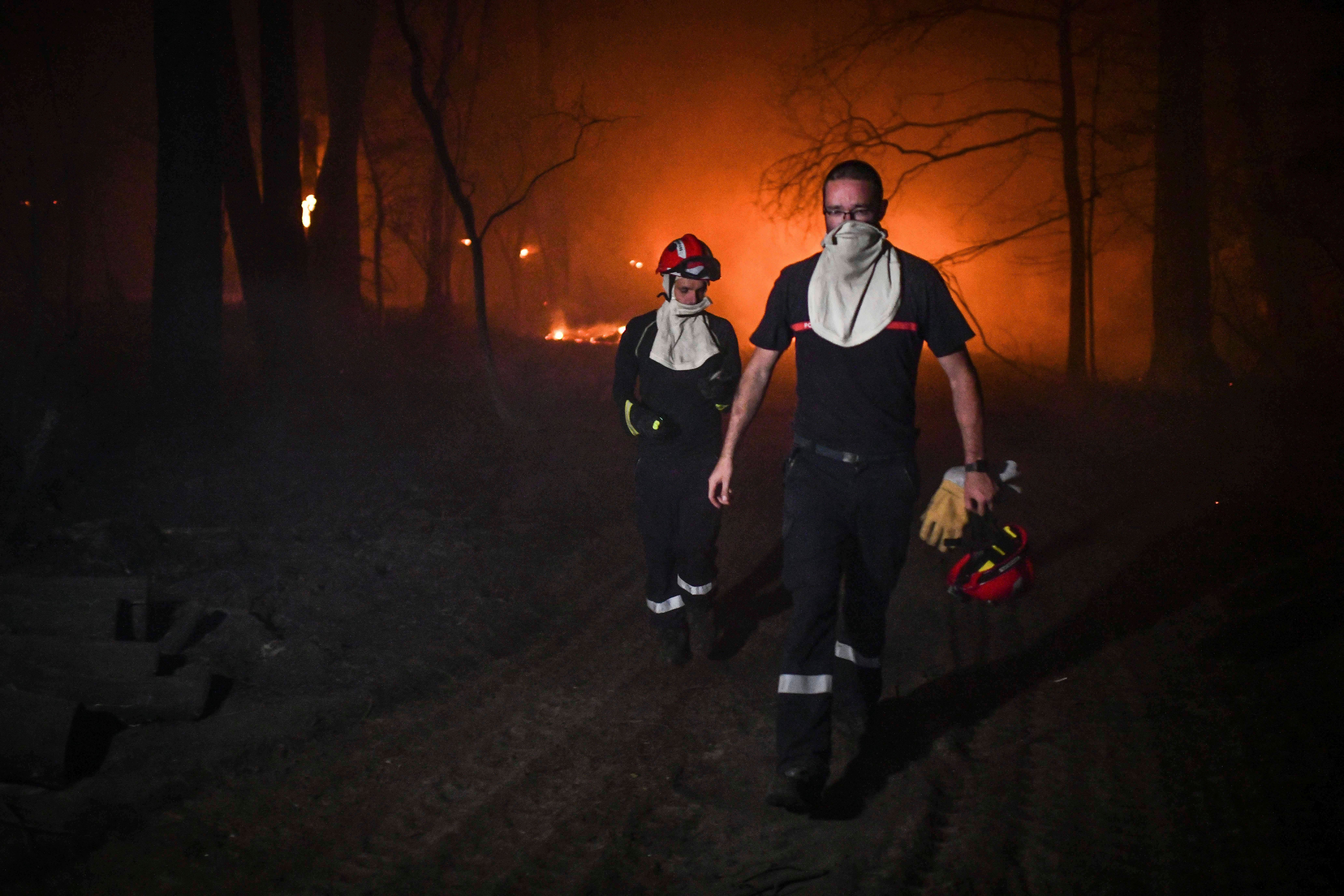 Firefighters work at a fire at La Teste de Buch, France, July 15, 2022 (Photo: Sipa, AP)