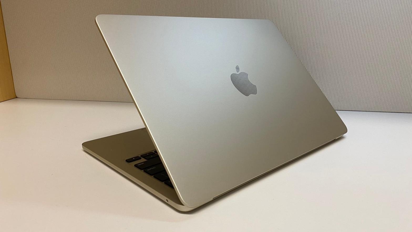 MacBook Air M2 (Photo: Michelle Ehrhardt/Gizmodo)