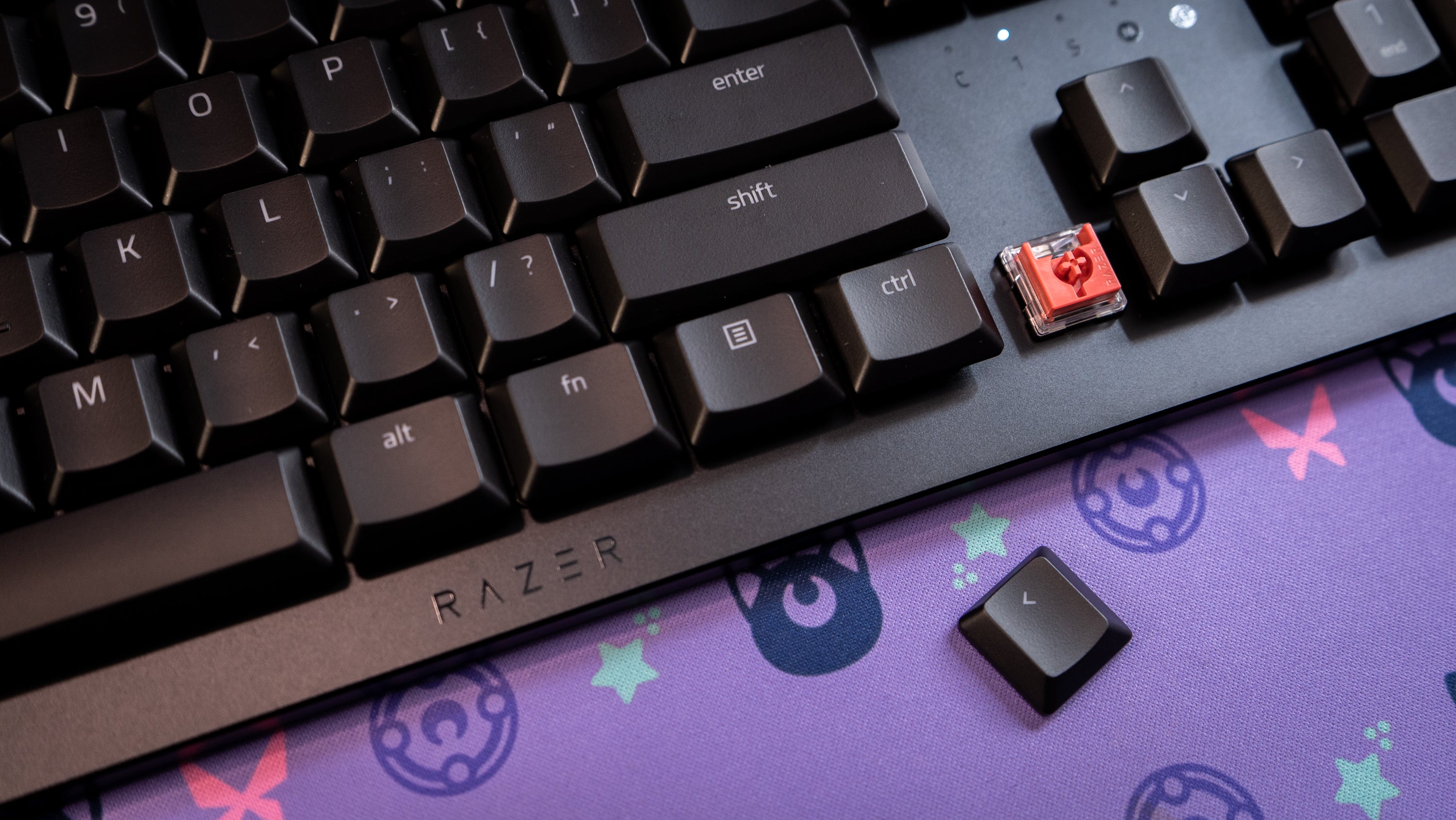 The Razer DeathStalker V2 Pro comes with the low-profile versions of Purple Clicky switches or Red Linears (seen here).  (Photo: Florence Ion / Gizmodo)