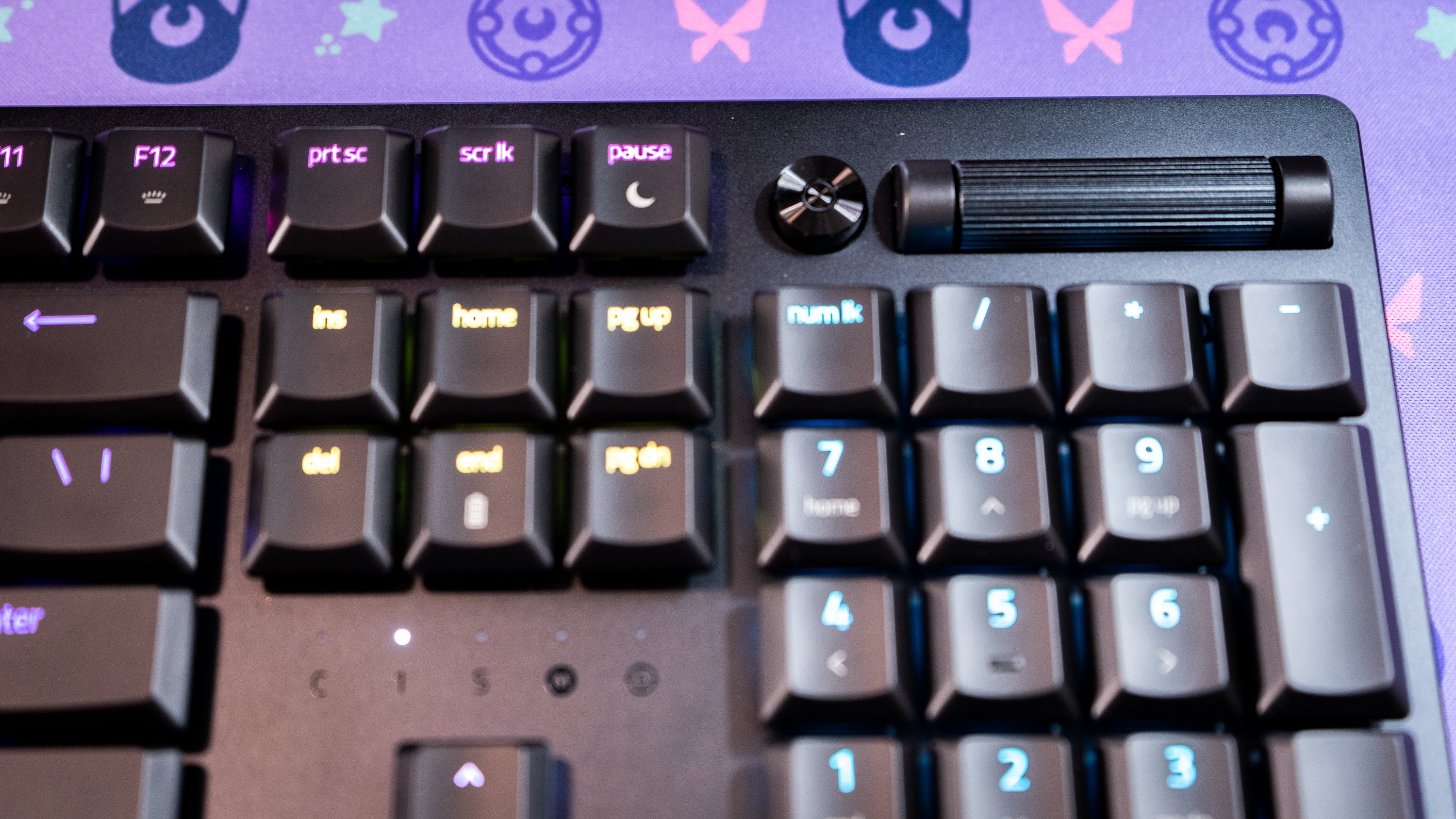 The DeathStalker V2 Pro's simple volume knob matches the low-profile aesthetic.  (Photo: Florence Ion / Gizmodo)