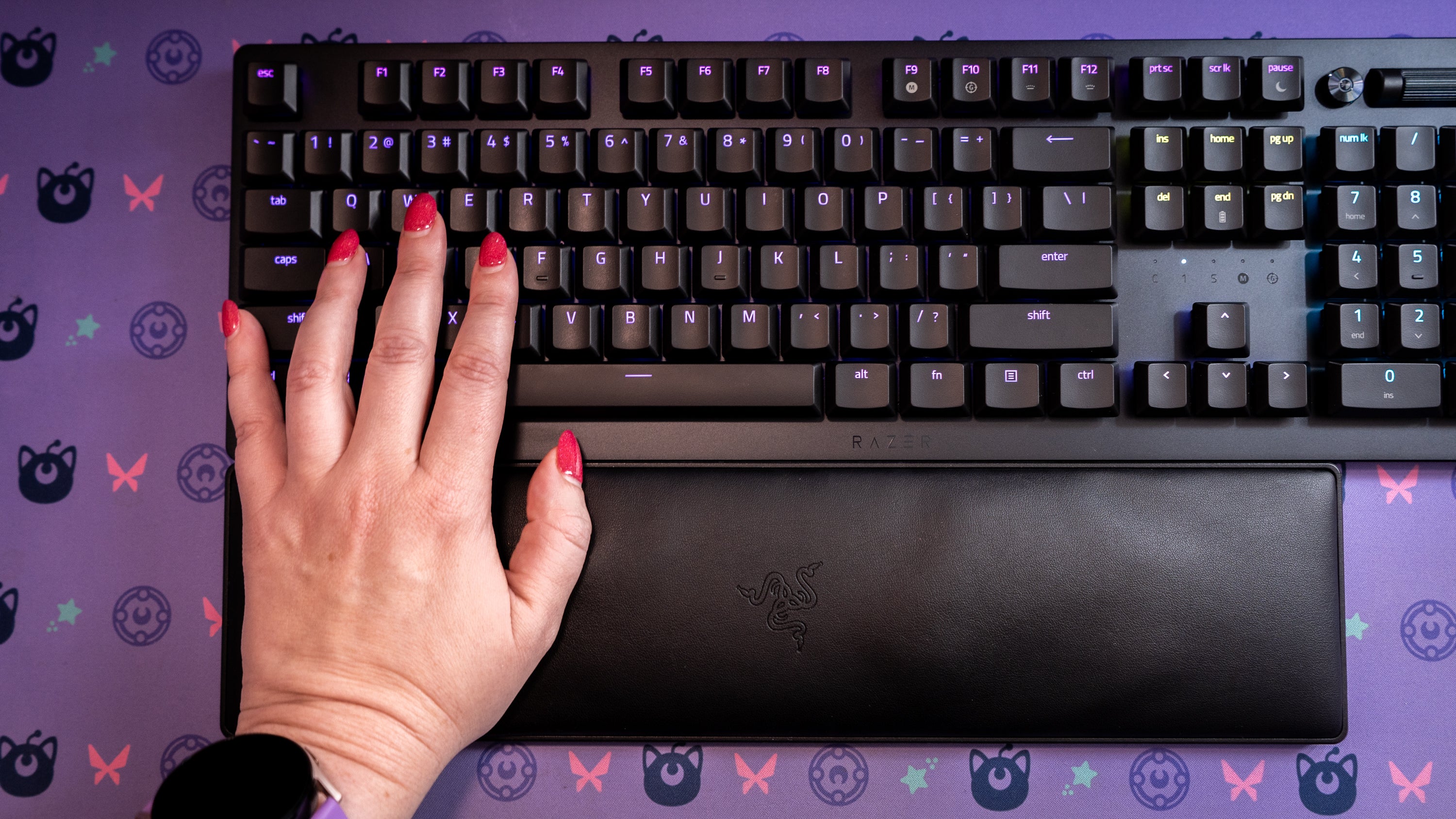 I needed a wrist rest to use this board, but the leather Razer one ended up complicating the typing experience.  (Photo: Florence Ion / Gizmodo)