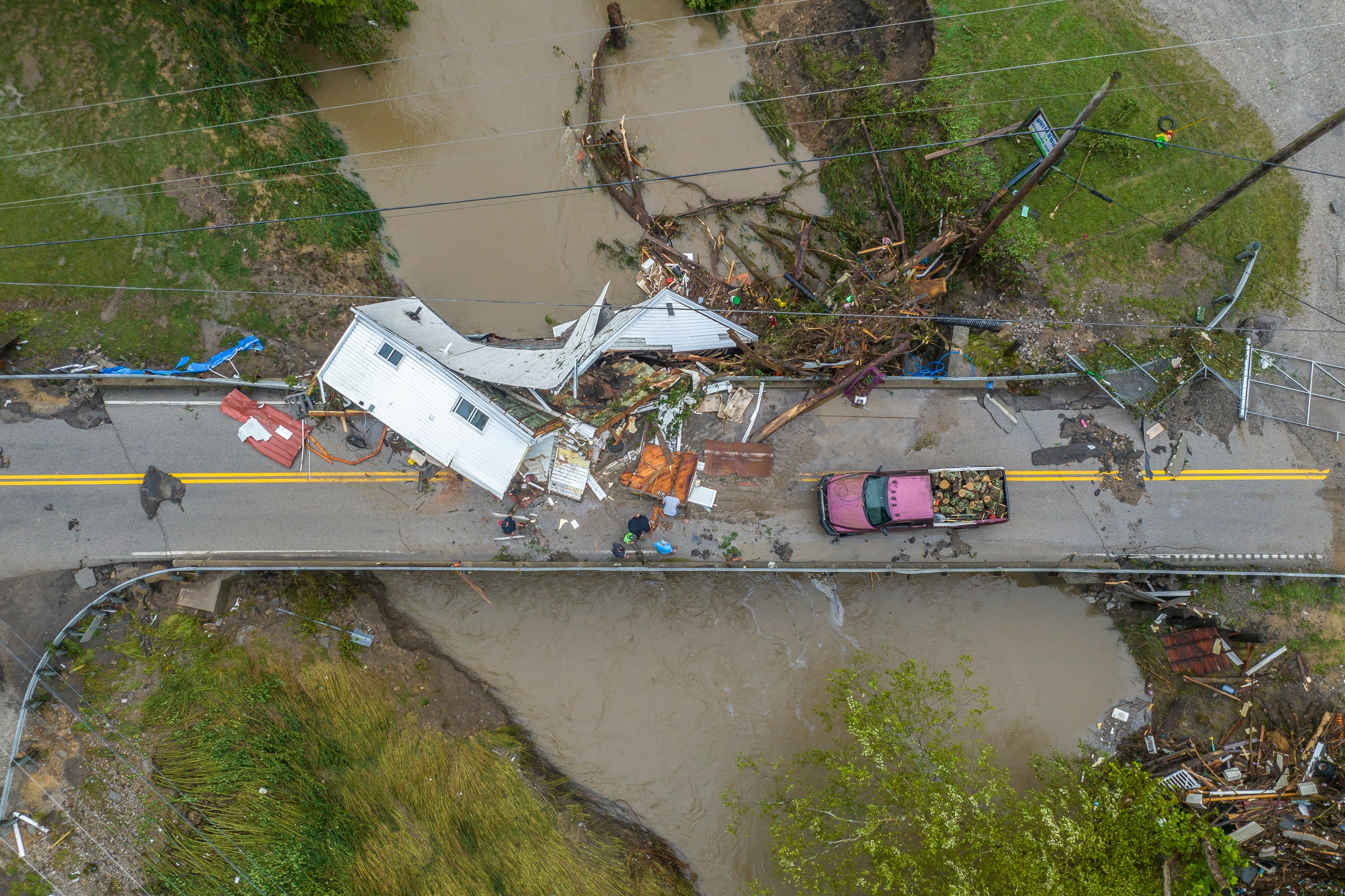 People work to clear a house from a bridge near the Whitesburg Recycling  Centre in Letcher County, Ky., on Friday, July 29, 2022. (Photo: Ryan C. Hermens/Lexington Herald-Leader, AP)