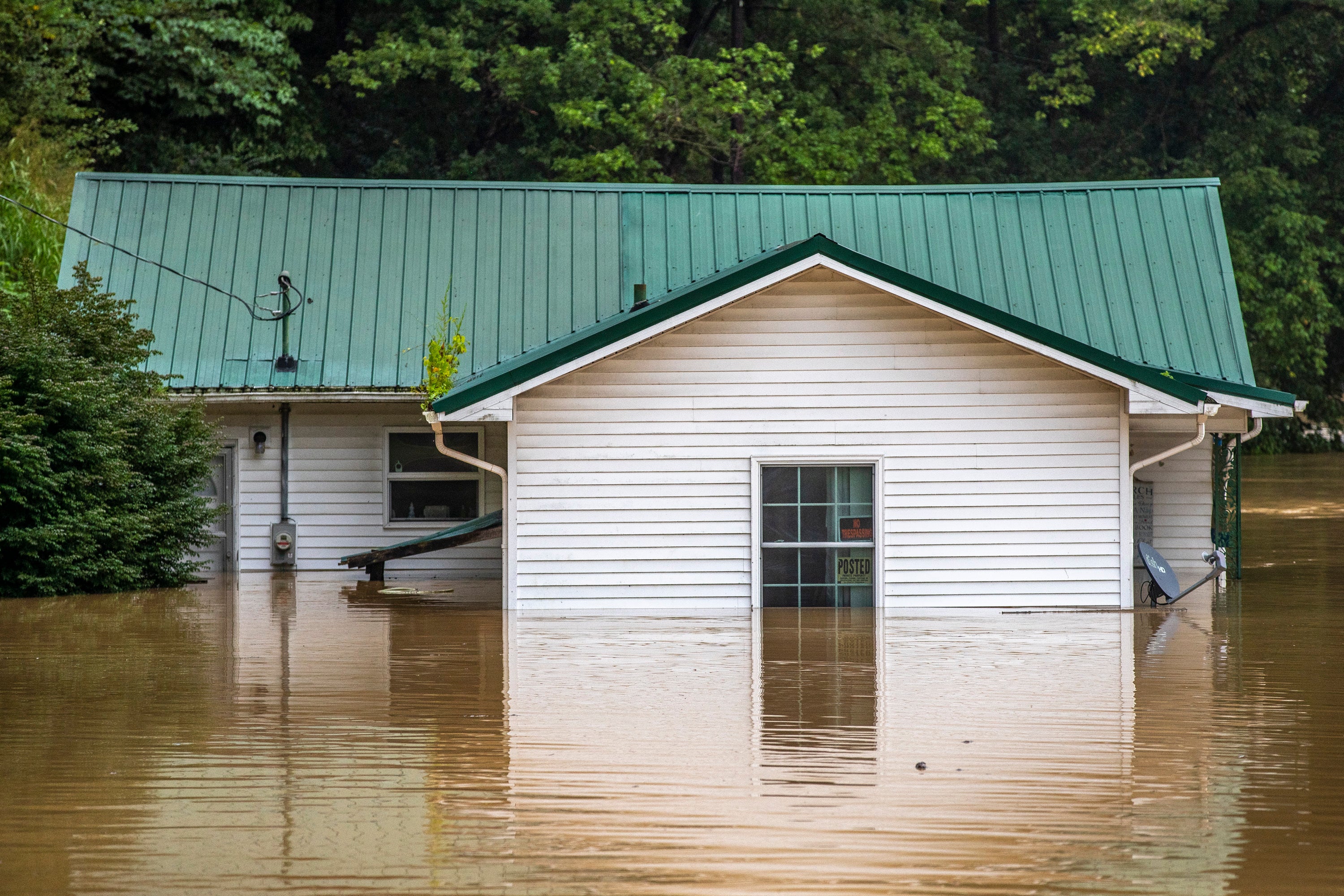 Homes are flooded by Lost Creek, Ky., on Thursday, July 28, 2022. (Photo: Ryan C. Hermens/Lexington Herald-Leader, AP)