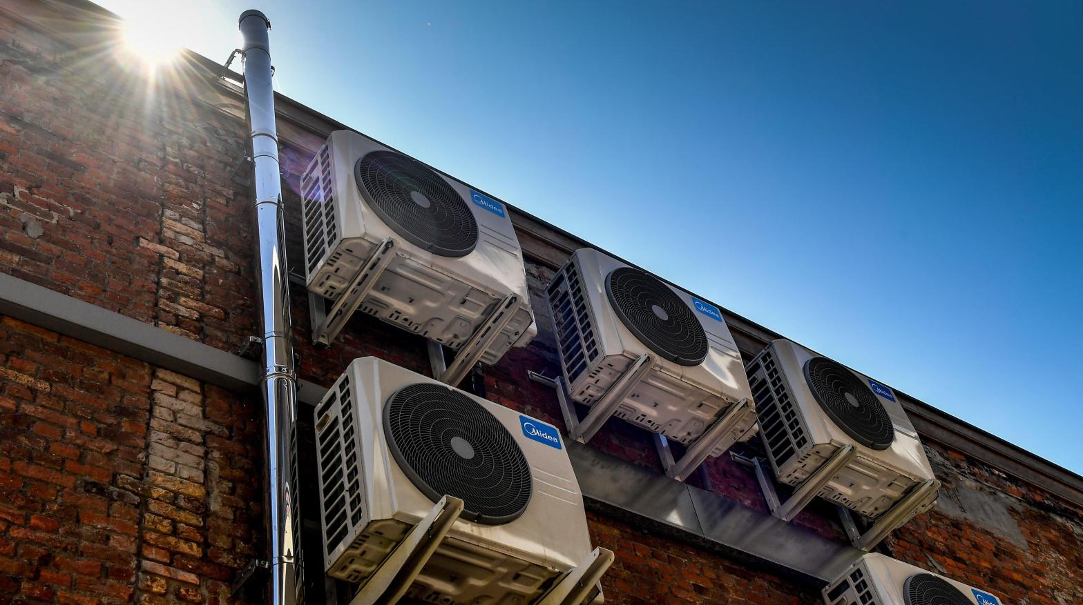 Modern air conditioners typically emit greenhouse gases and are energy intensive. (Image: Dirk Waem, Getty Images)
