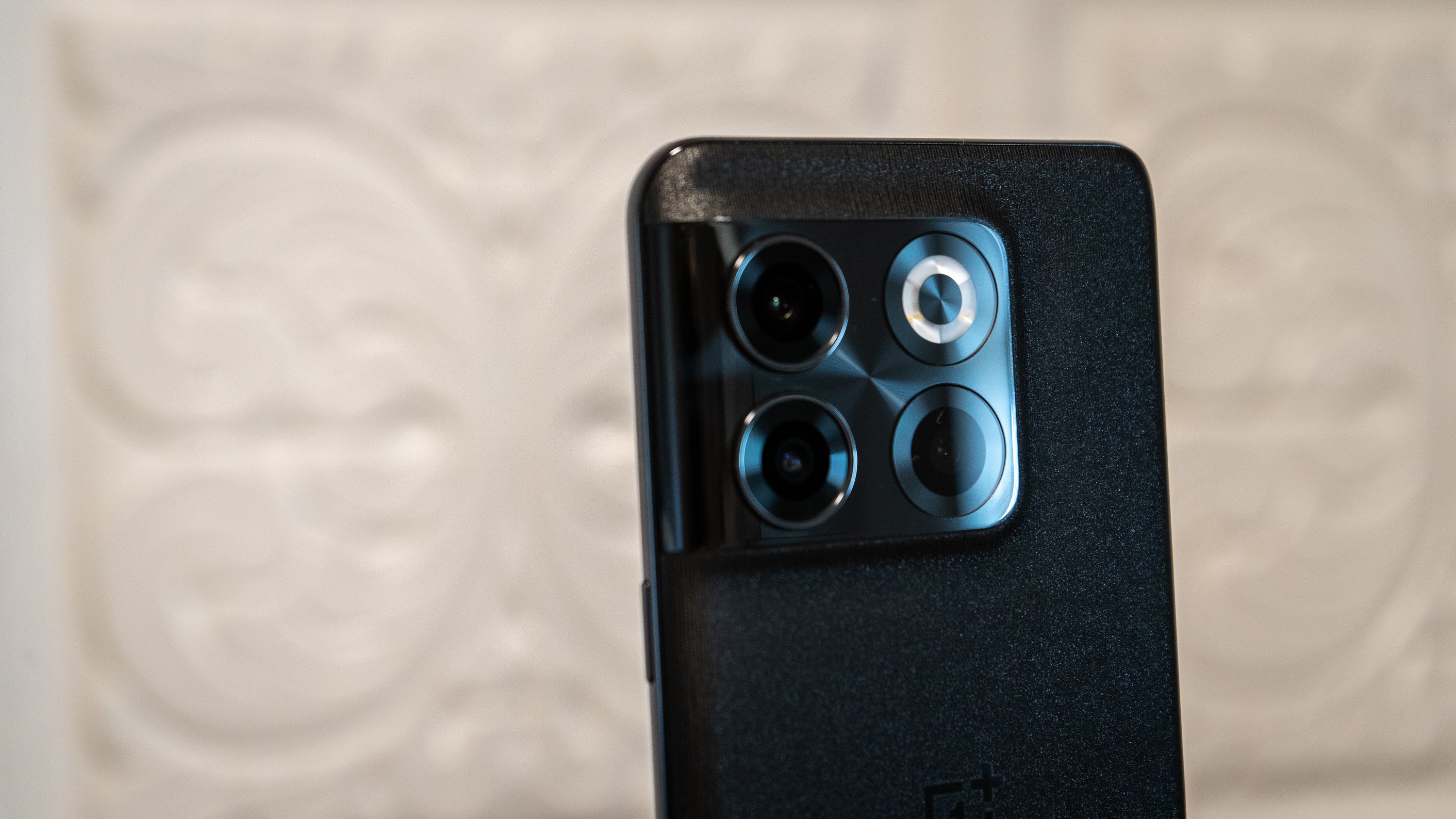 The back of the OnePlus 0 T features a nice texture that keeps it from sliding around too much.  (Photo: Florence Ion / Gizmodo)