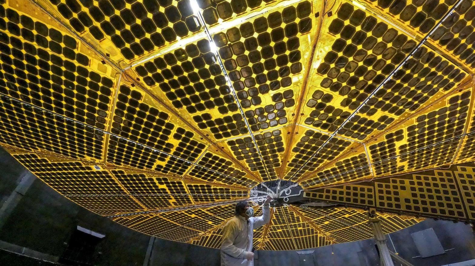 Lucy is equipped with a pair of 6.71 m-wide solar arrays on either side. (Photo: NASA)