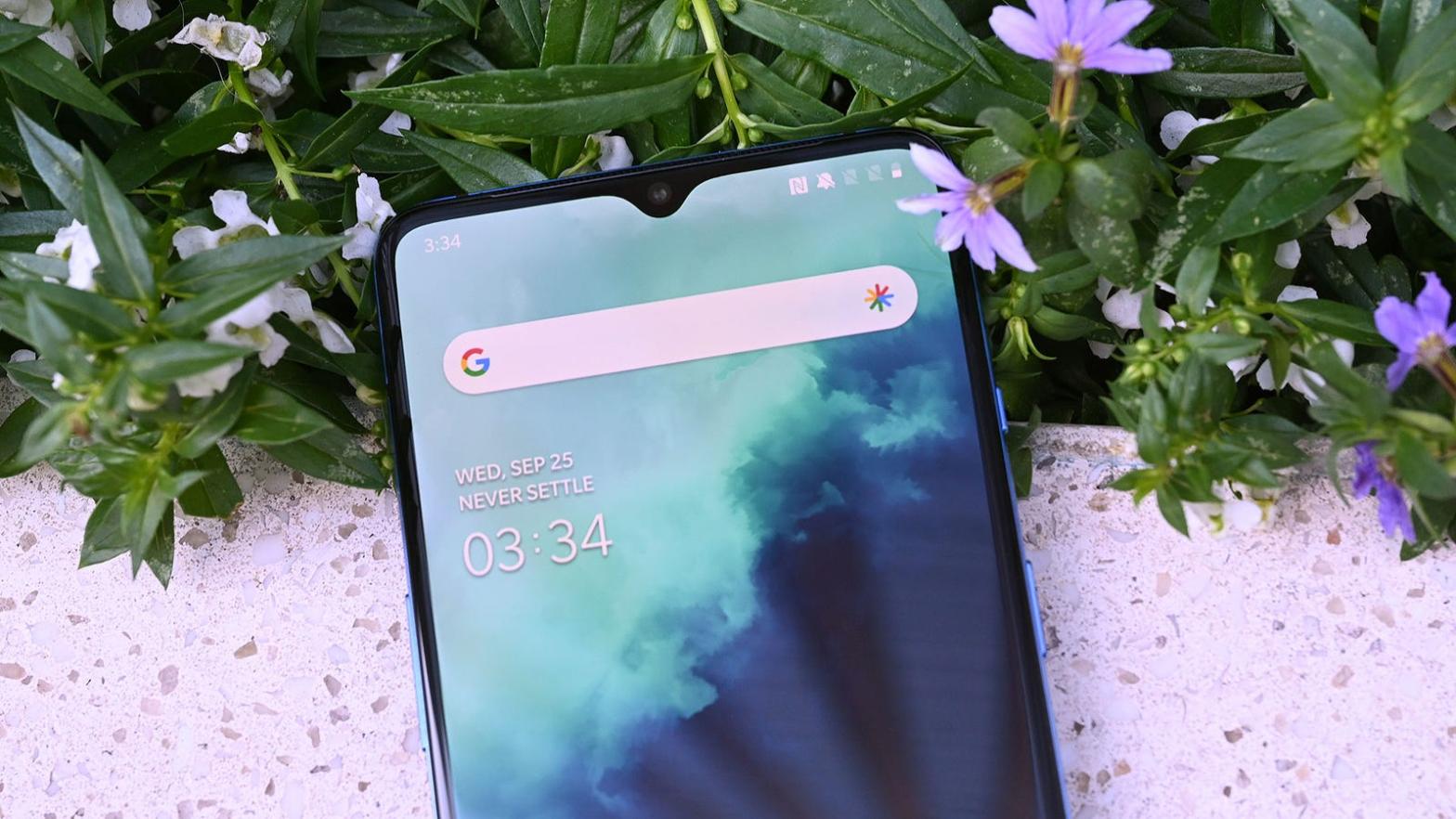 I spy with my little eye 👀 an alert slider on the OnePlus 7T (Photo: Sam Rutherford / Gizmodo)