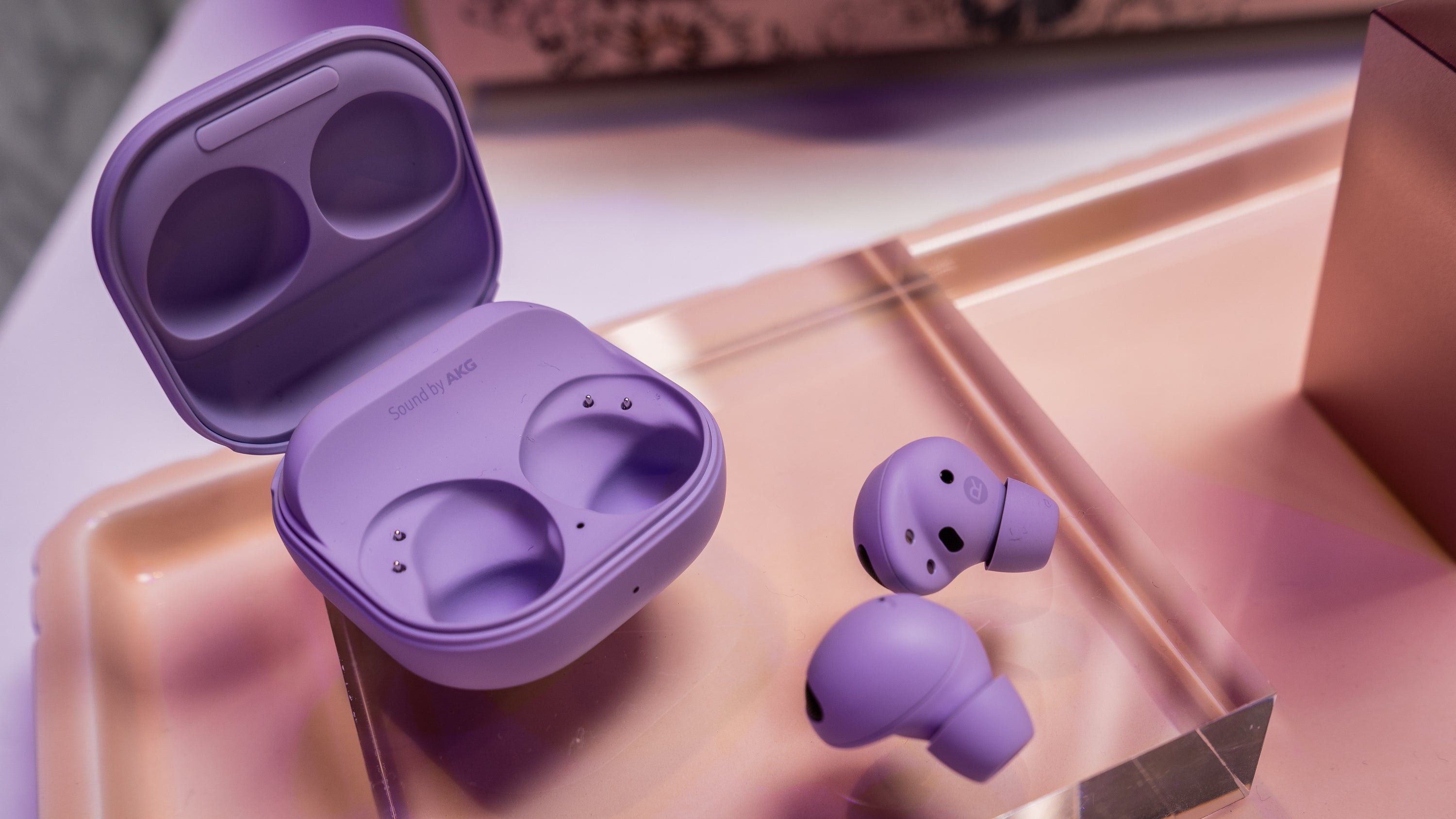 The Galaxy Buds 2 Pro come in a matte finish this time around.  (Photo: Florence Ion / Gizmodo)