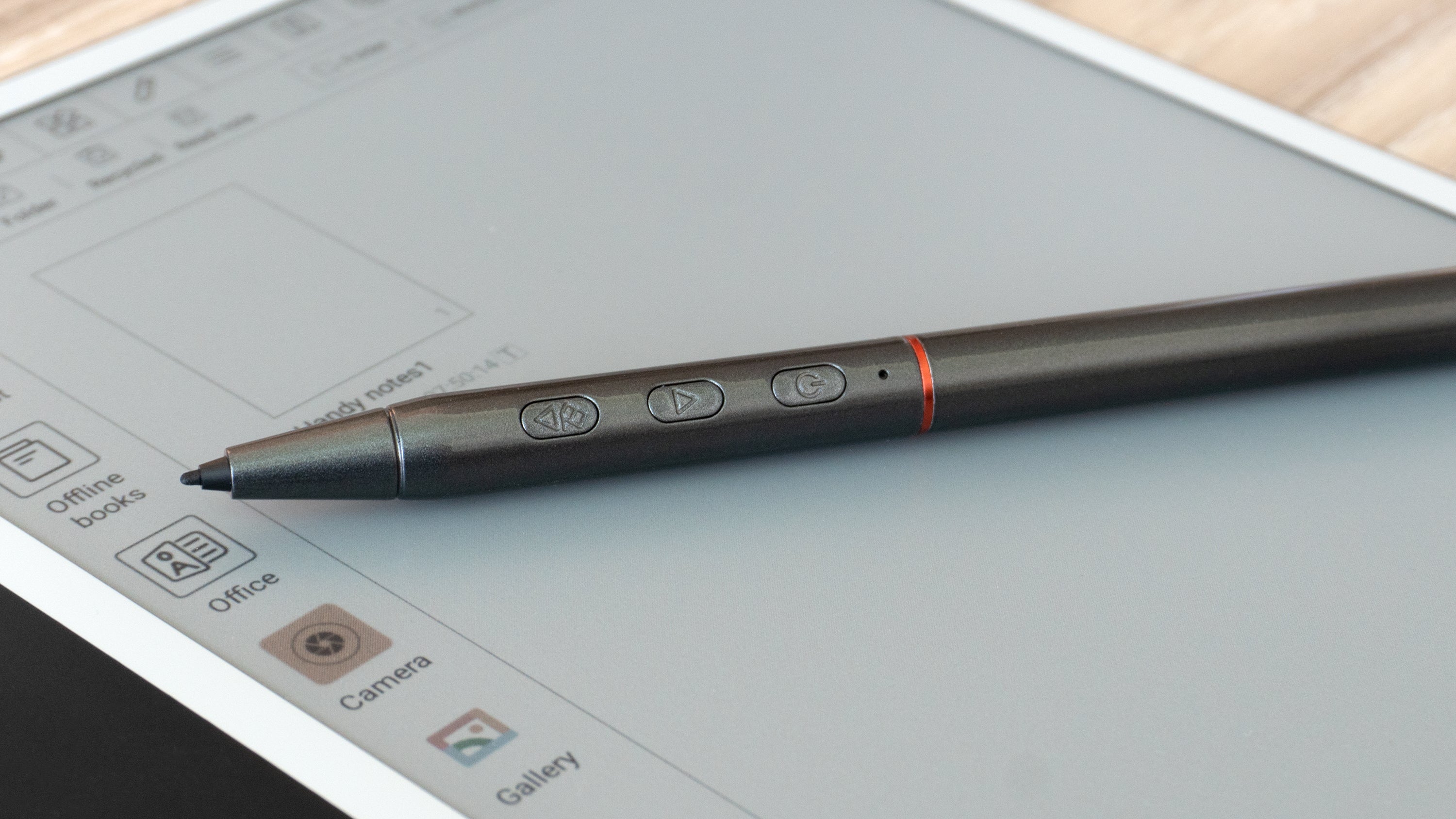 The InkNote Colour's A5 stylus includes useful customisable shortcut buttons. (Photo: Andrew Liszewski | Gizmodo)