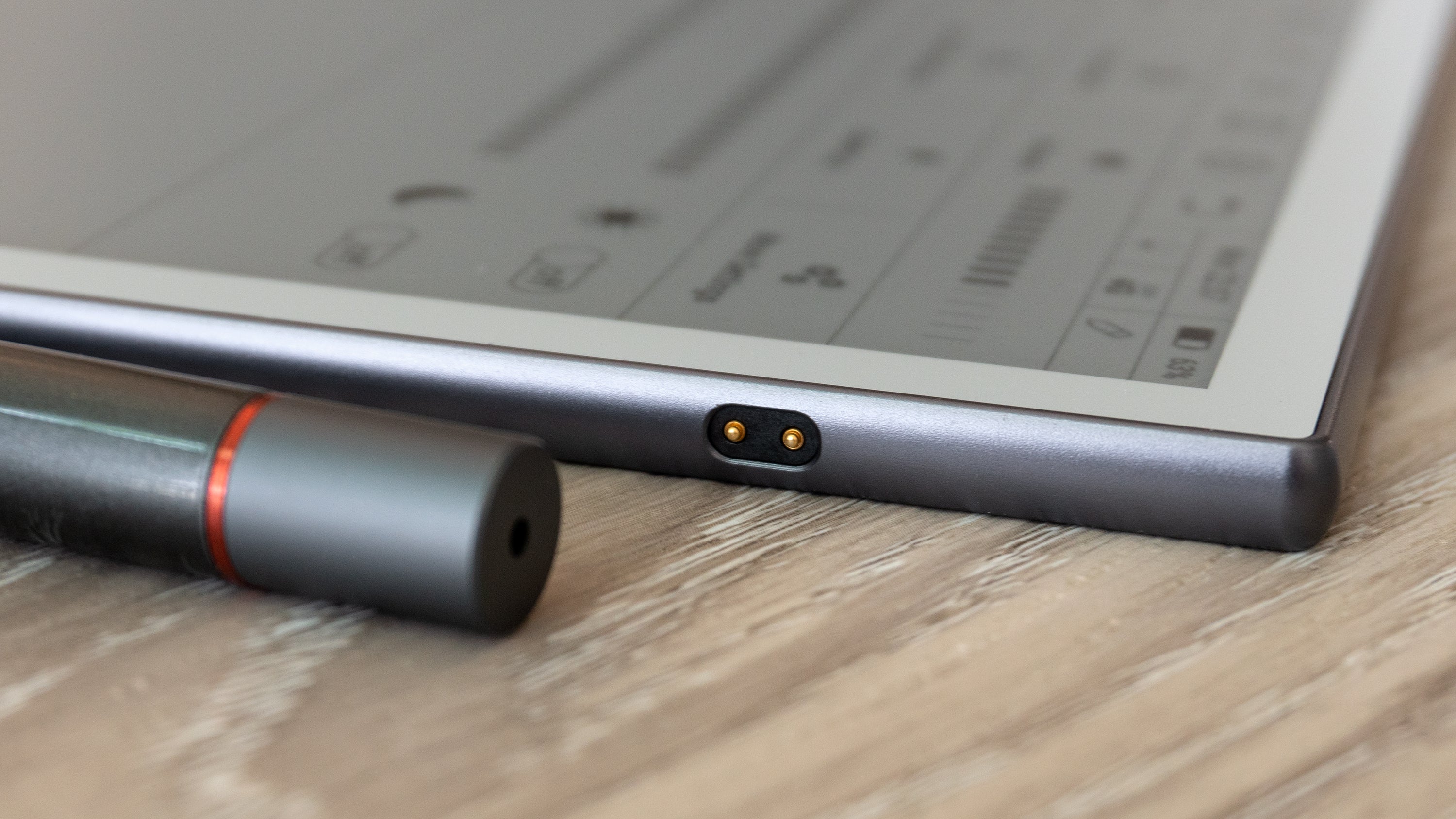 The A5 stylus' shortcut buttons rely on a Bluetooth connection, requiring the stylus to be charged by magnetically docking it to the edge of the InkNote Colour. (Photo: Andrew Liszewski | Gizmodo)