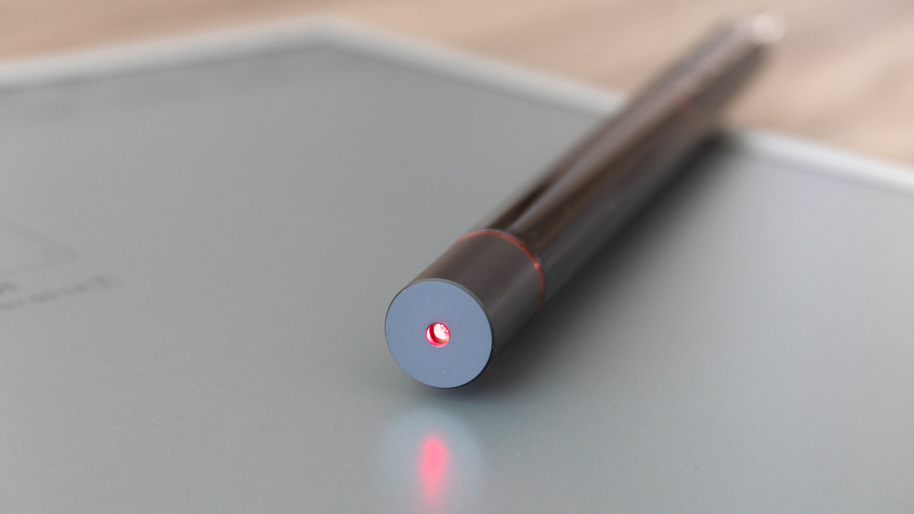 The A5 stylus even includes a laser pointer on the end, although we would have preferred an eraser tool. (Photo: Andrew Liszewski | Gizmodo)