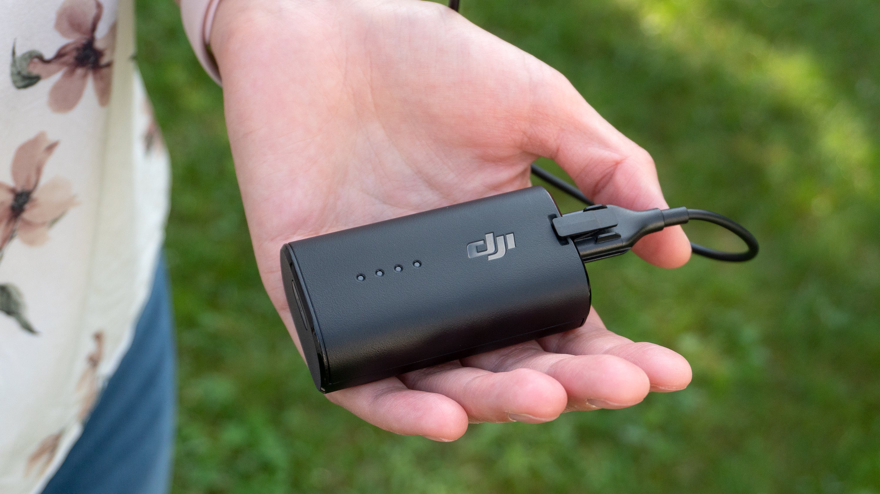 To keep the size and weight of the DJI Goggles 2 down, the battery pack is external and connects to the headset with a wire. (Photo: Andrew Liszewski | Gizmodo)