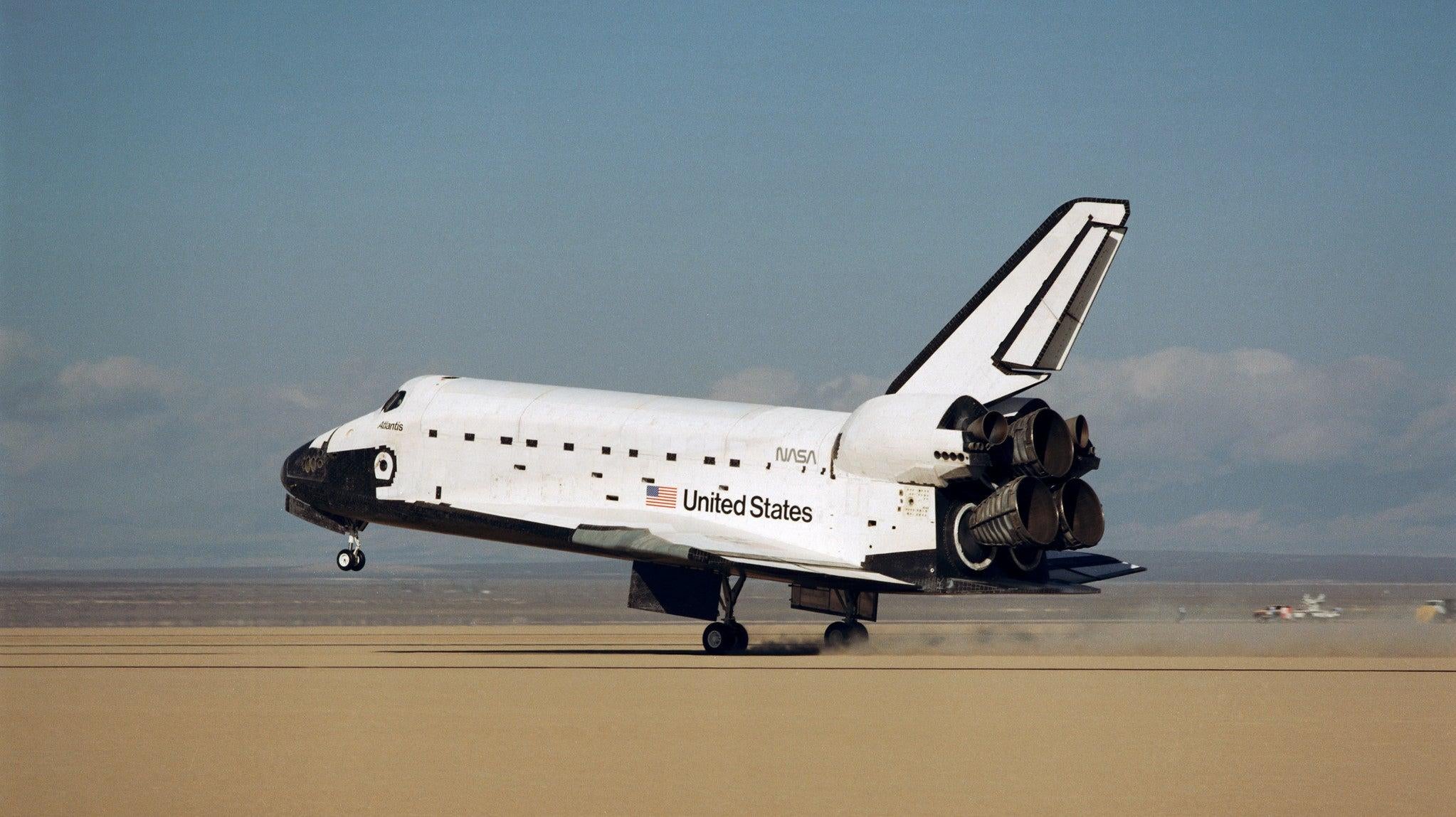 Space Shuttle Atlantis landing on October 23, 1989. The orbiters were equipped with three Space Shuttle Main Engines (SSMEs), now known as RS-25s.  (Photo: NASA)
