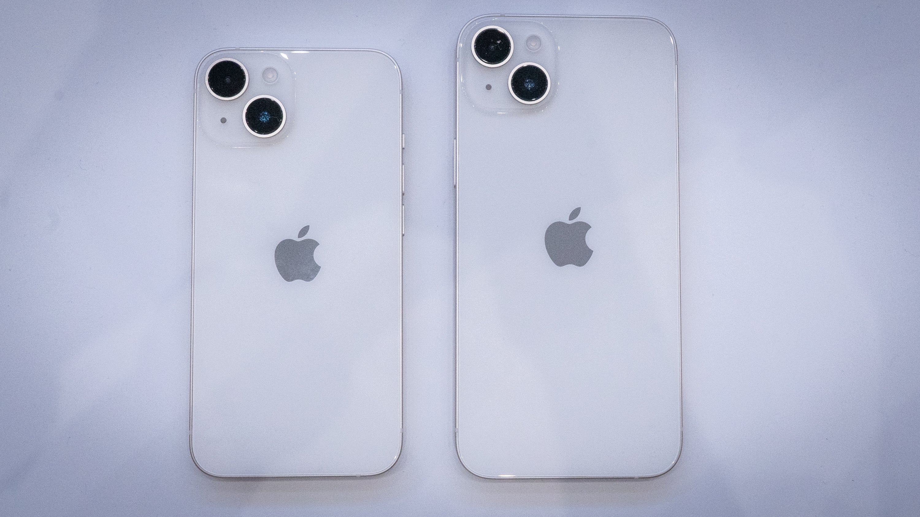 A look at the iPhone 14 (left) and the iPhone 14 Plus (right).  (Photo: Florence Ion / Gizmodo)