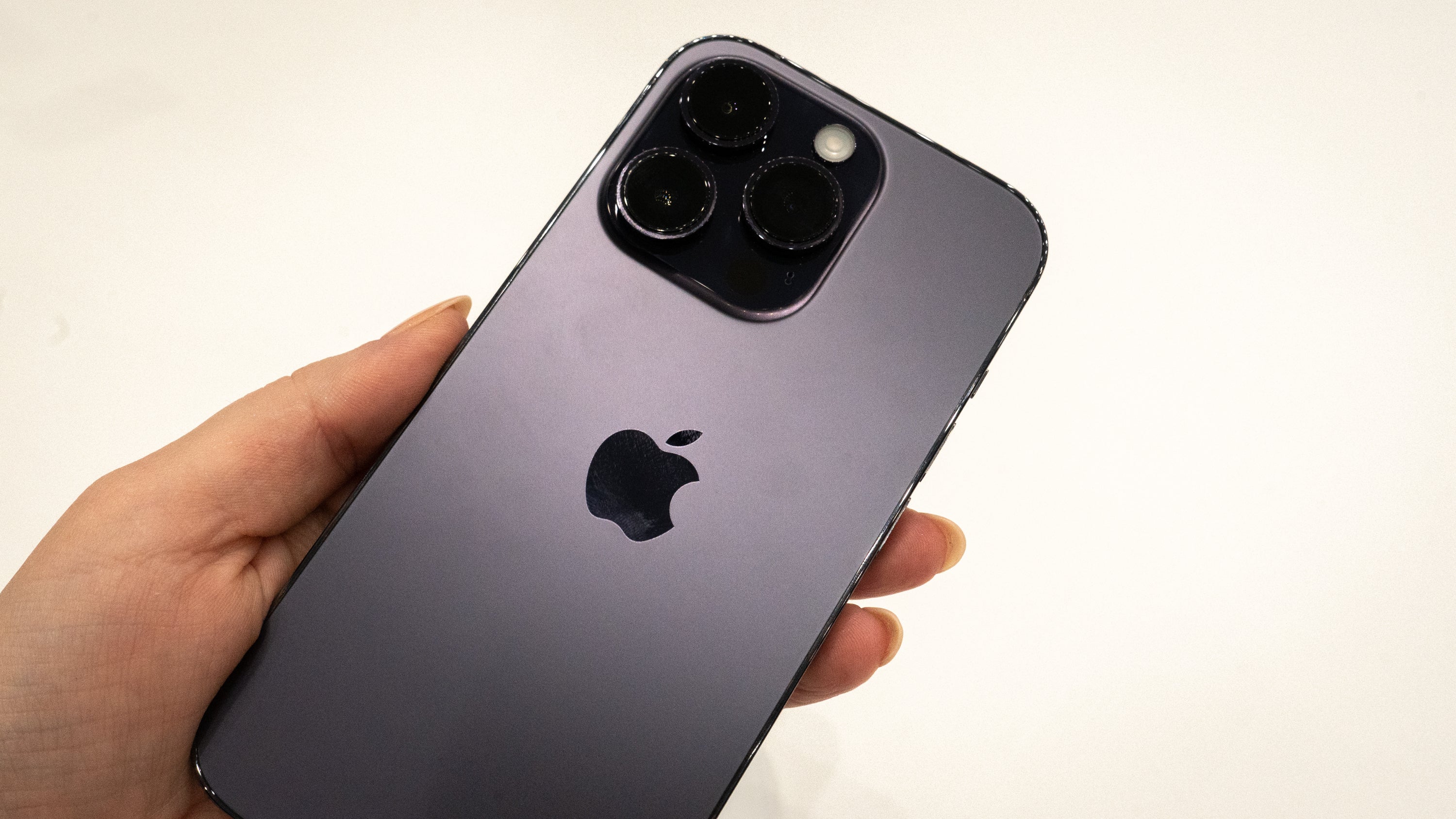 The iPhone 14 Pro in deep purple.  (Photo: Florence Ion / Gizmodo)
