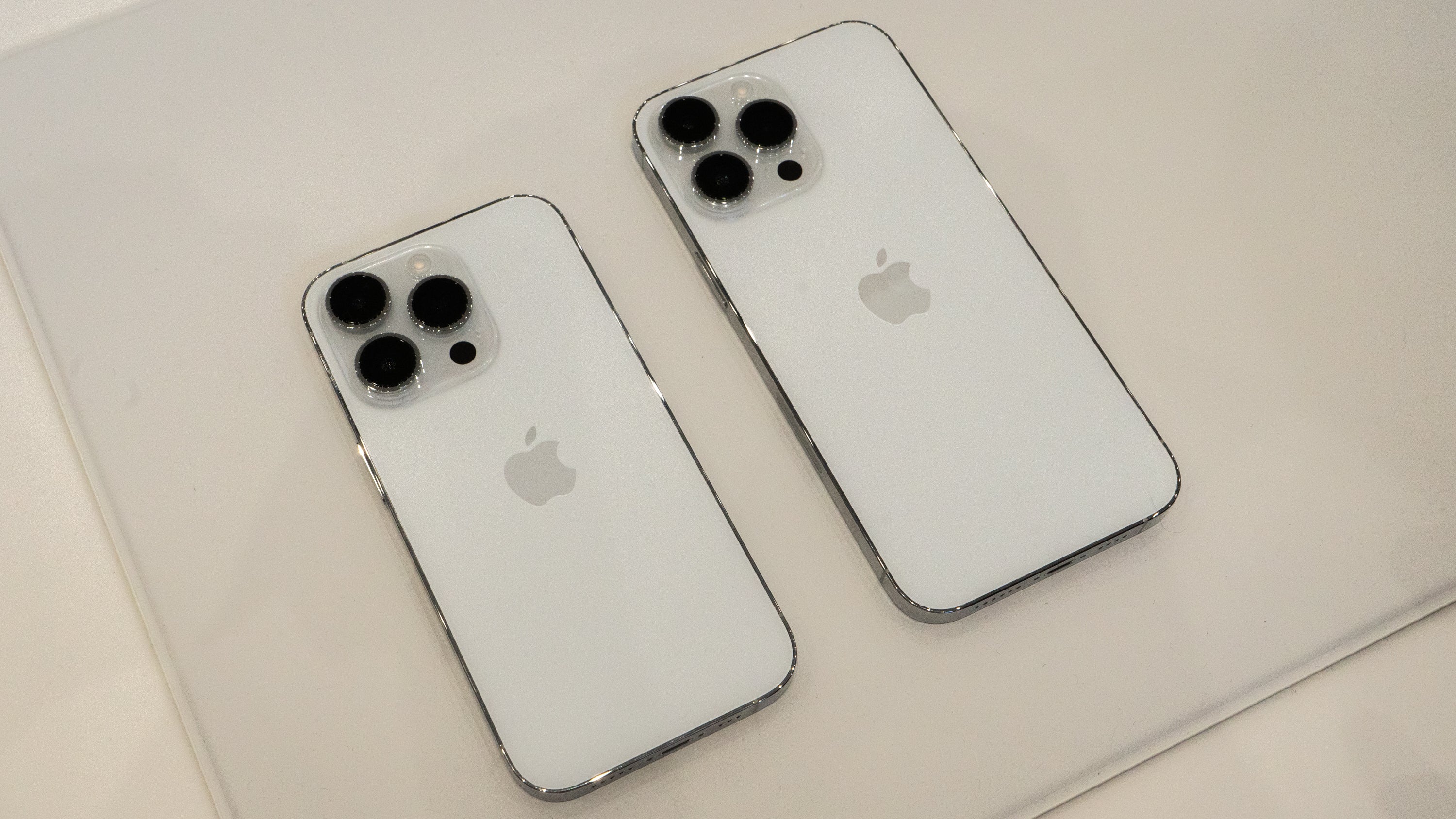 The iPhone 14 Pro (left) next to the iPhone 14 Pro Max (right).  (Photo: Florence Ion / Gizmodo)