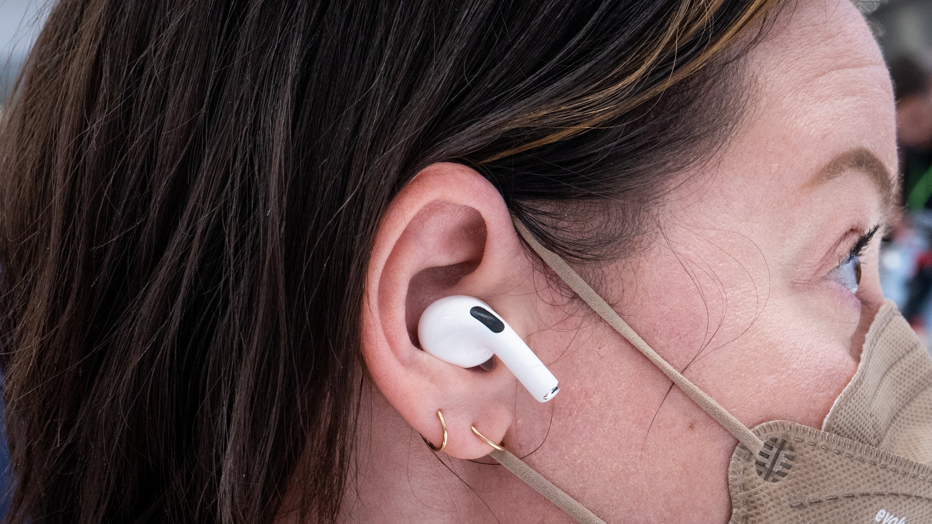 The new AirPods Pro were surprisingly comfortable in my ear.  (Photo: Florence Ion / Gizmodo)
