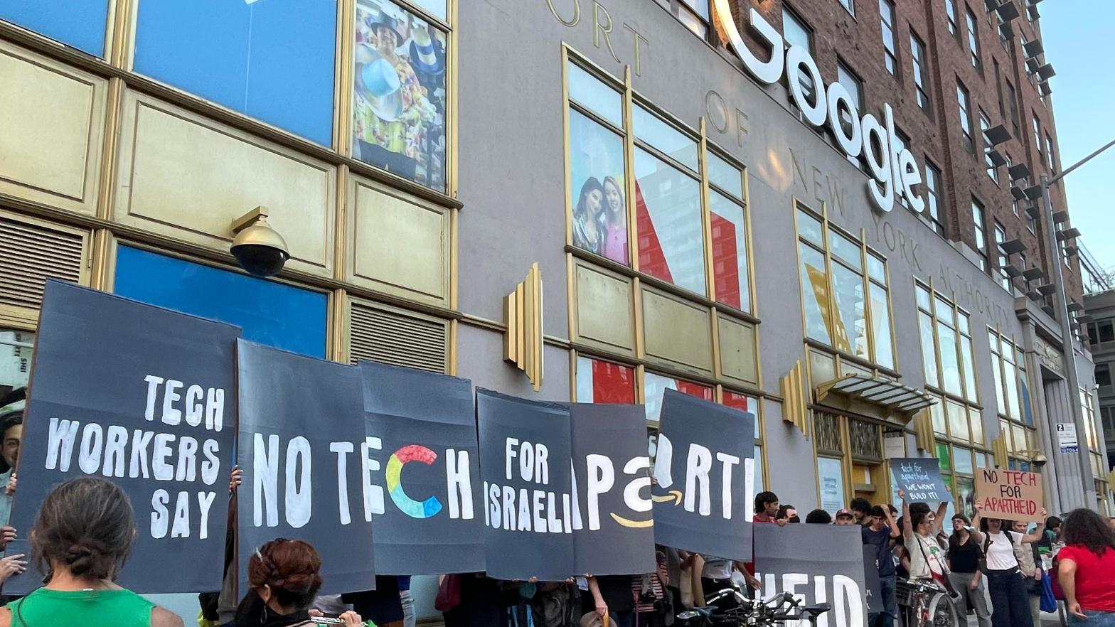 Workers rally outside Google's New York City office on Thursday, September 8th, 2022. (Photo: Mack DeGeurin/Gizmodo)
