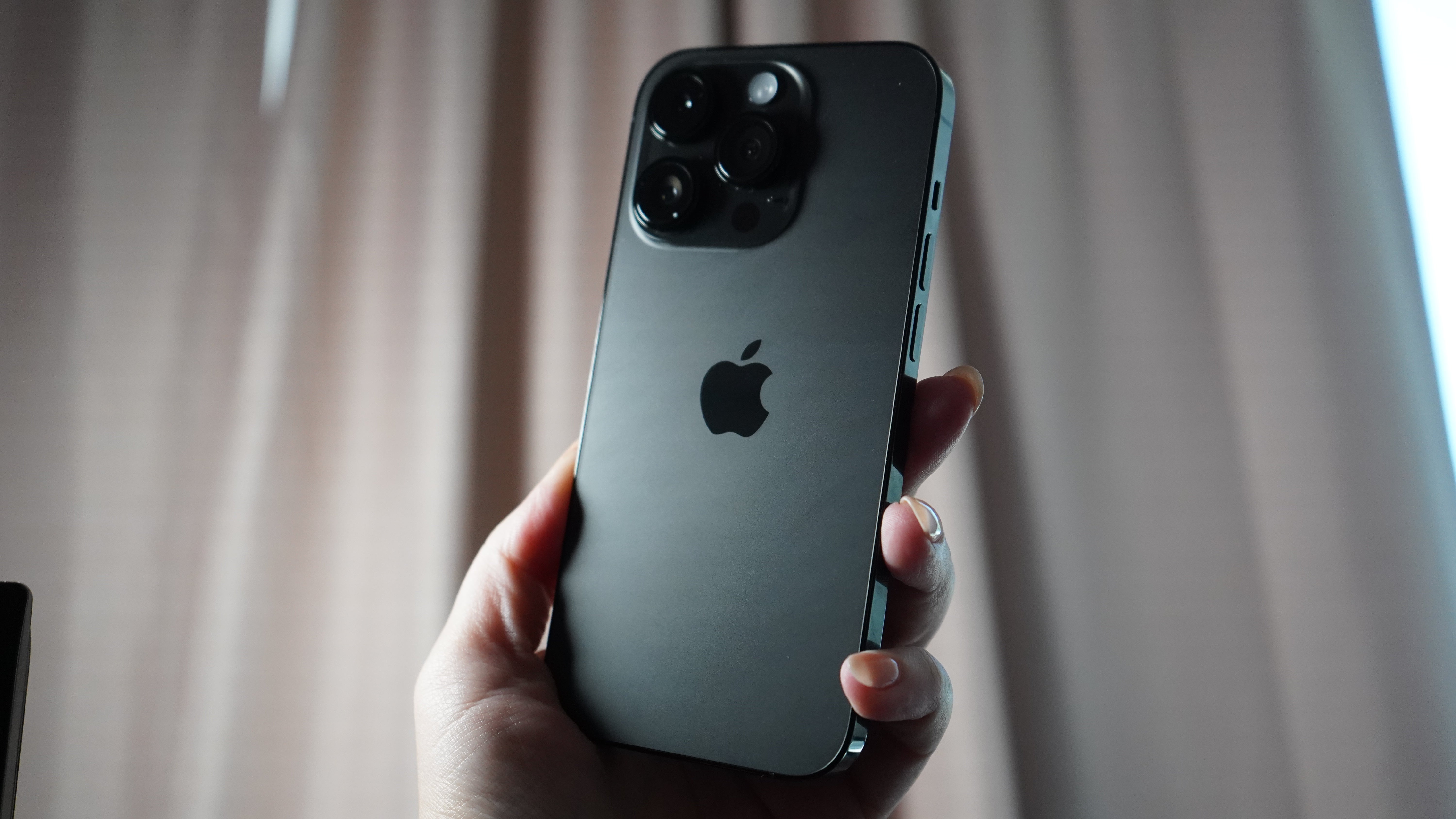 The iPhone 14 Pro in Space Black. (Photo: Florence Ion / Gizmodo)