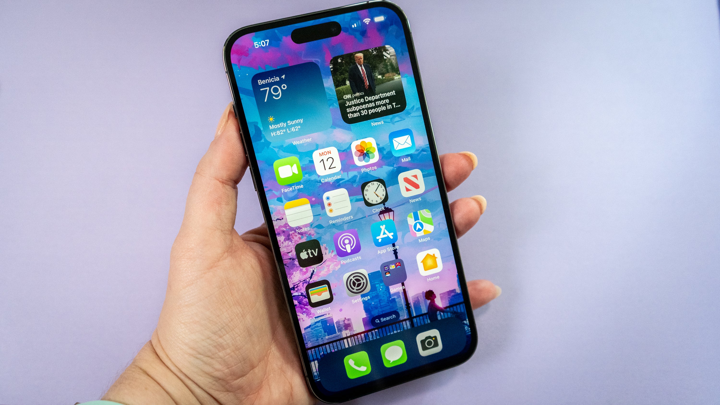 The iPhone 14 Pro Max is a performer, but it's a relatively minor improvement over its predecessor.  (Photo: Florence Ion / Gizmodo)