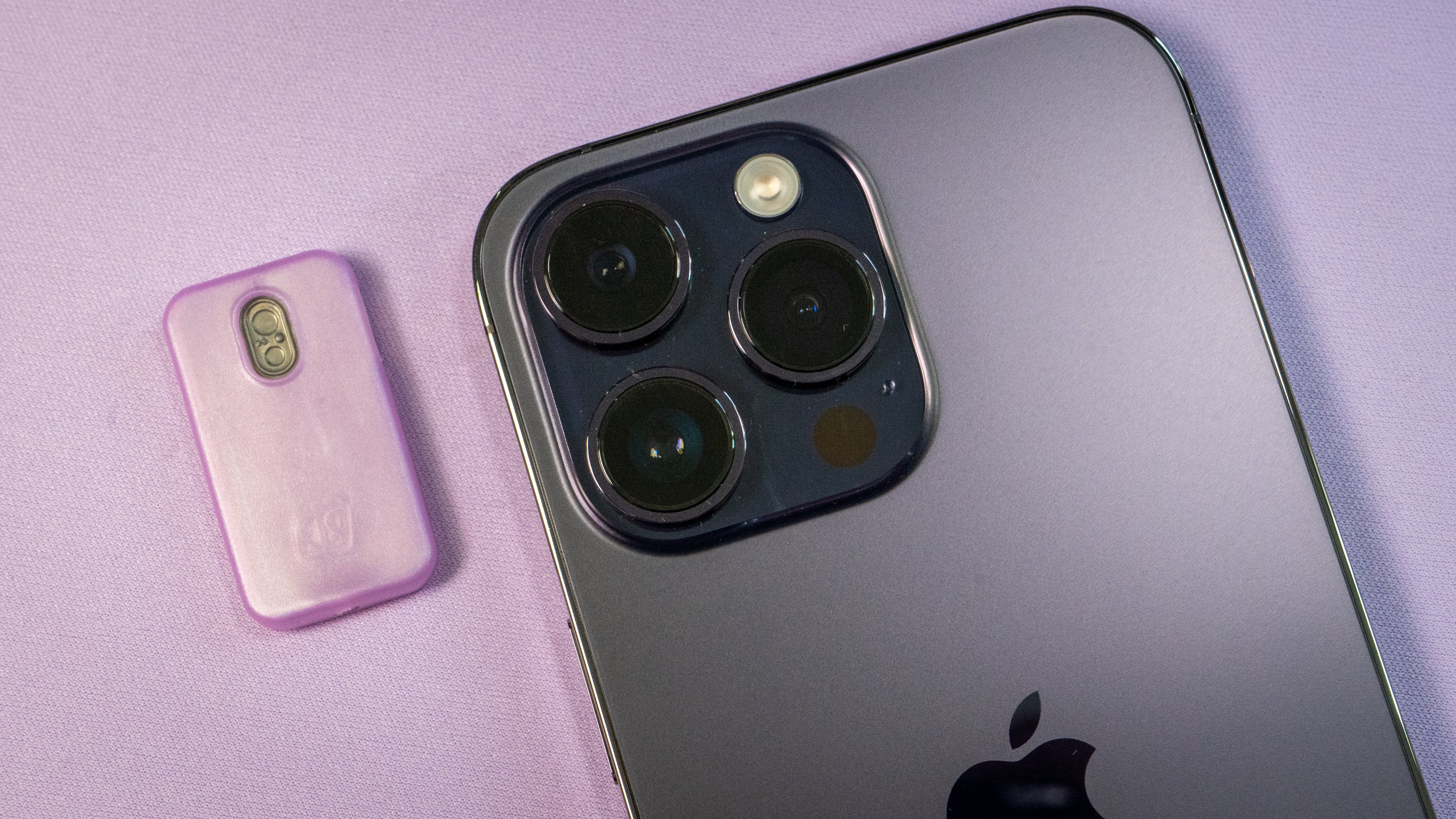 The iPhone 14 Pro's rear camera boasts some incredible night-time photography capabilities.  (Photo: Florence Ion / Gizmodo)