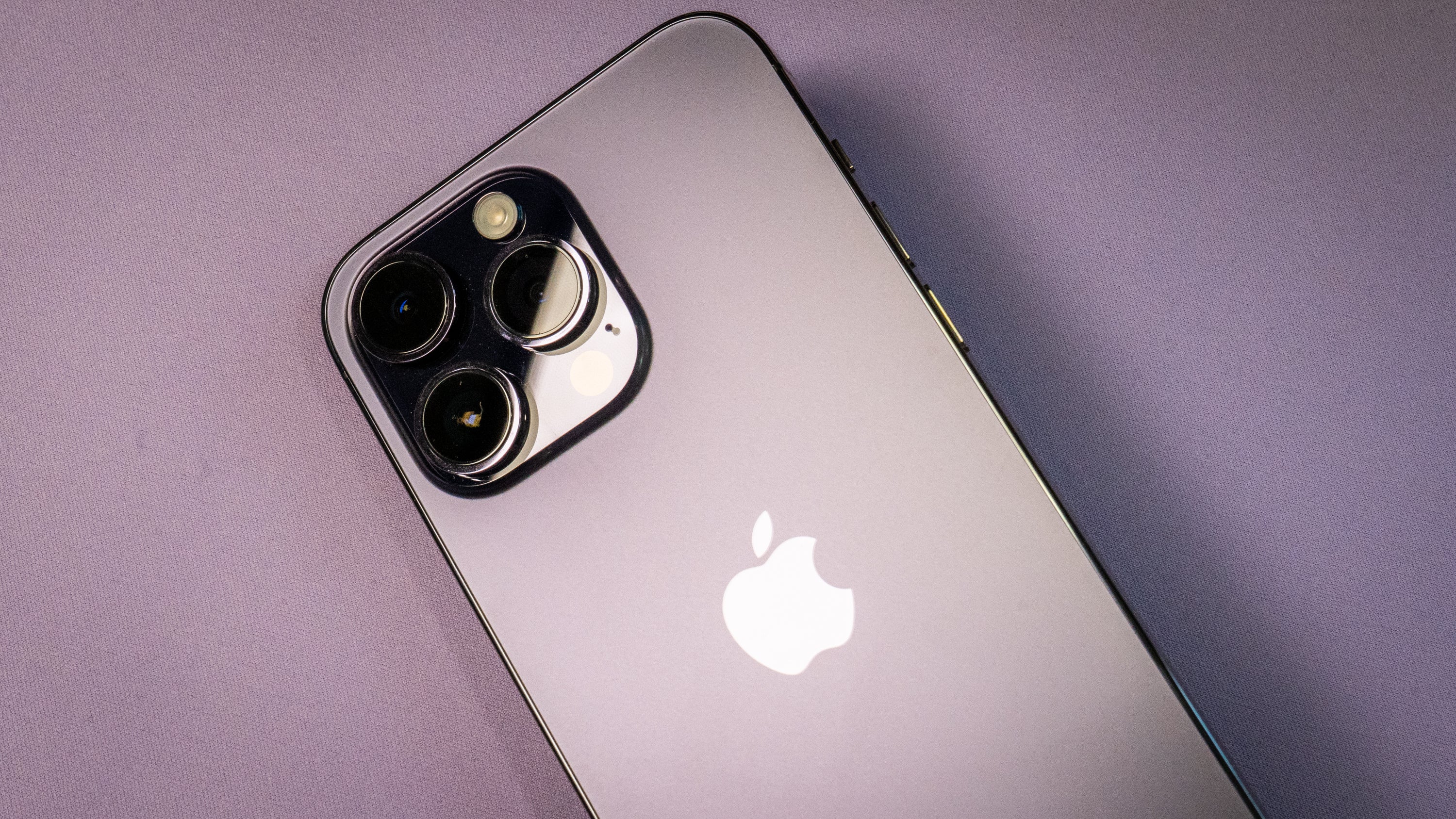 This photo has been heavily edited to show you what the backside Deep Purple hue is like on the iPhone 14 Pro Max.  (Photo: Florence Ion / Gizmodo)
