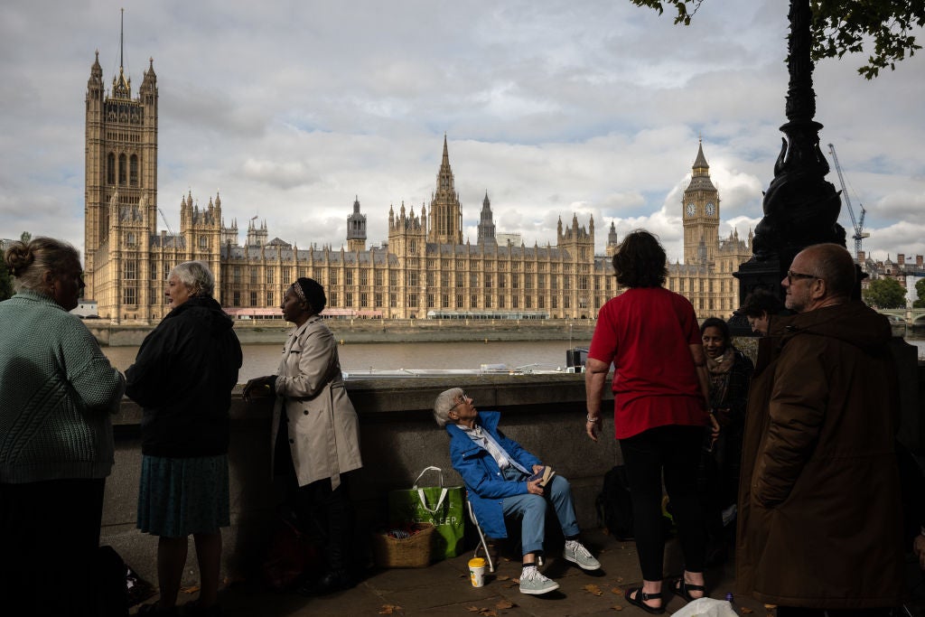 The queue to see the queen lying in state. (Photo: David Ramos, Getty Images)