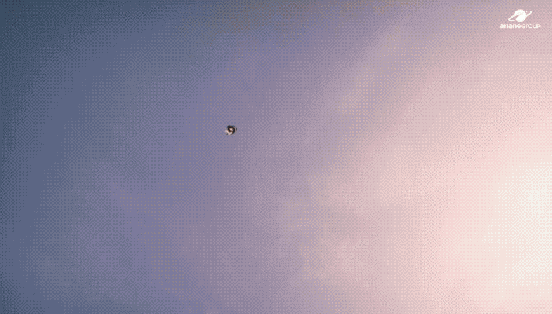 Artist's conception of SUSIE performing a vertical landing (video sped 2.5 times).  (Gif: ArianeGroup/Gizmodo)